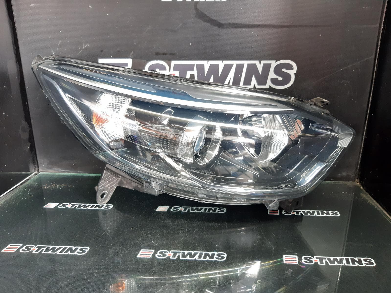 Used auto part listing image: 2017 RENAULT CAPTUR RIGHT HEADLAMP J87, LED TYPE, DAYTIME RUNNING LAMP, NON AUTO LEVELING TYPE, 08/14-12/20 0000313753