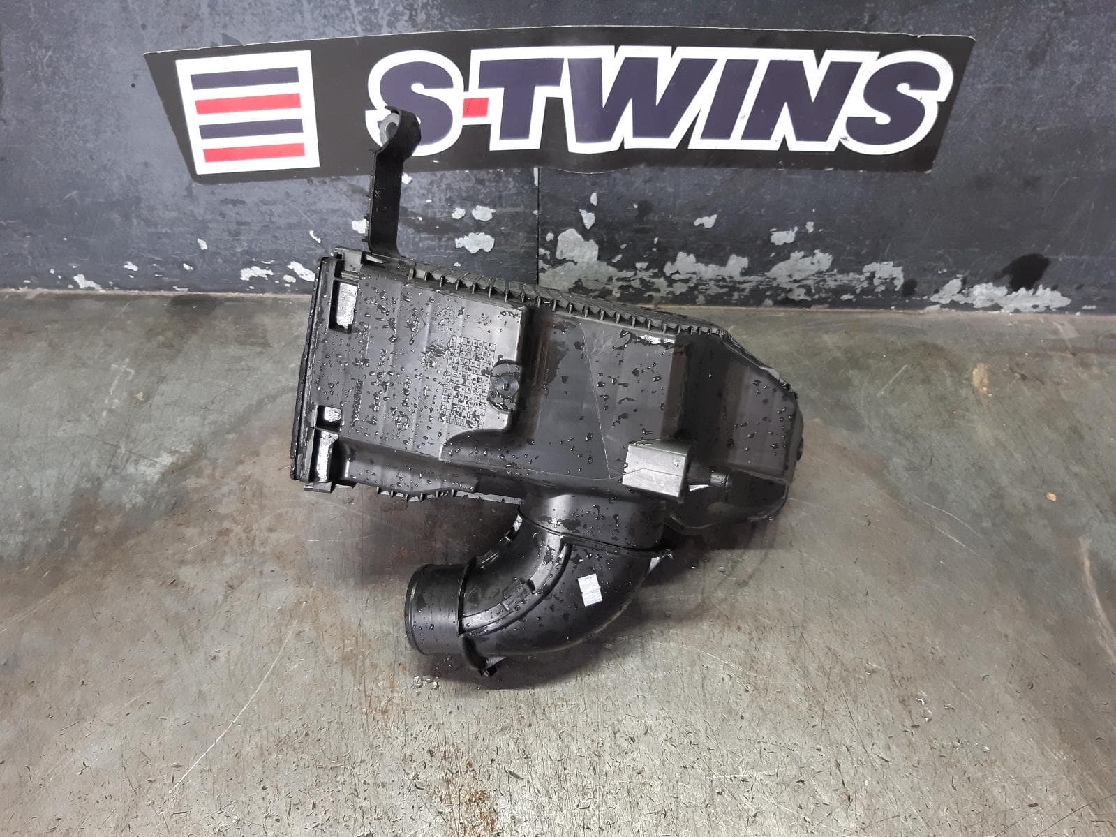 Used auto part listing image: 2017 RENAULT CAPTUR AIR CLEANER BOX AIR CLEANER, 1.2, PETROL, J87, 08/14-07/18 0000313750