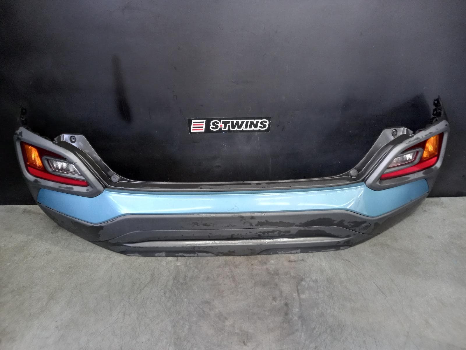 Used auto part listing image: 2018 HYUNDAI KONA REAR BUMPER BUMPER BAR, BLACK TYPE, OS, 09/17-10/20 0000326957