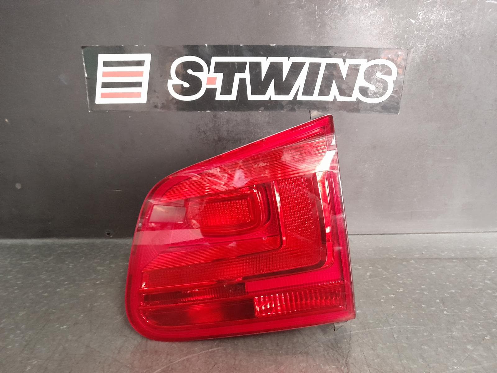 Used auto part listing image: 2013 VOLKSWAGEN TIGUAN REAR GARNISH TAILGATE LAMP (RH SIDE), 5N, 07/11-08/16 0000324893