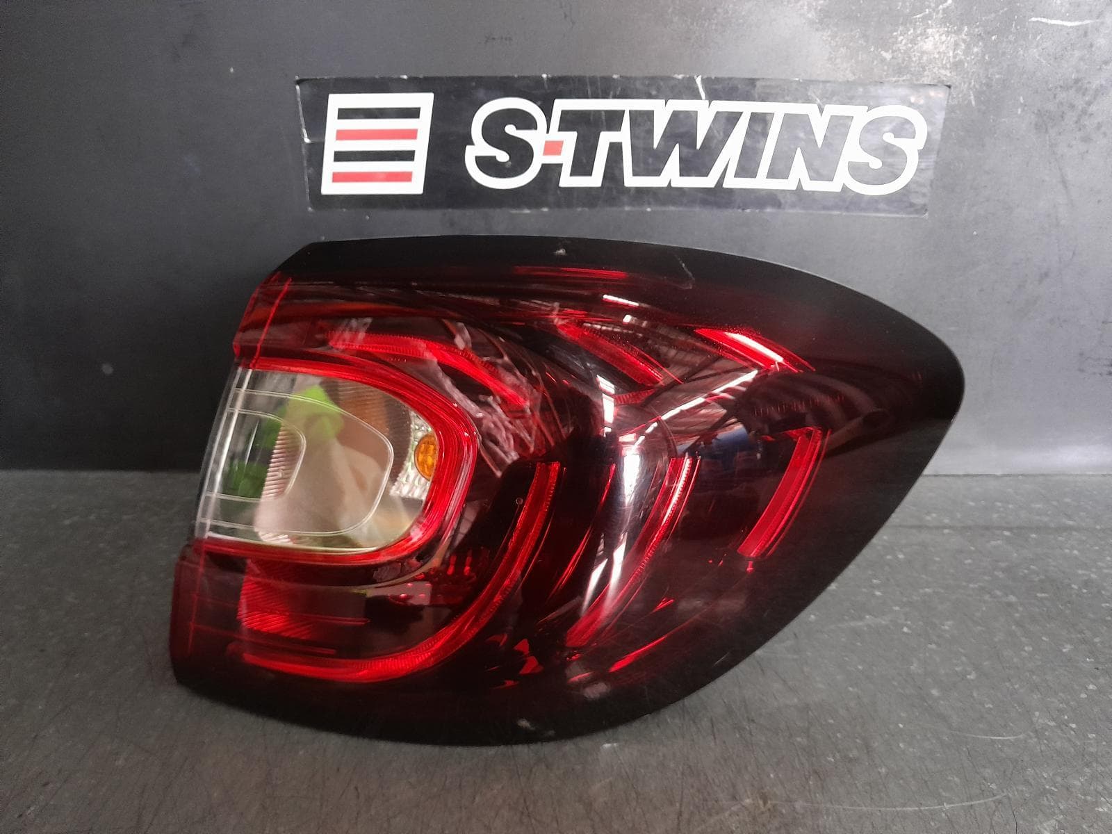 Used auto part listing image: 2018 RENAULT CAPTUR RIGHT TAILLIGHT J87, IN BODY, LED TYPE, W/ DARK TINT TYPE, 06/17-12/20 0000331200