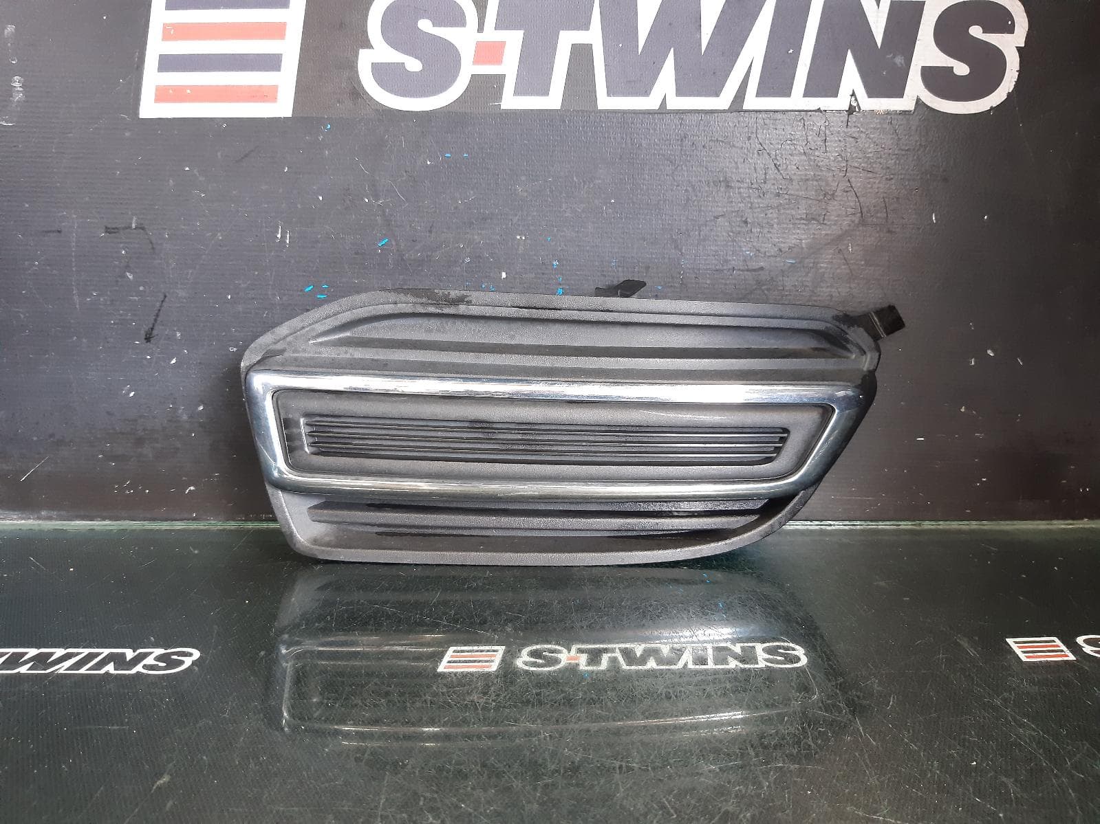 Used auto part listing image: 2012 FORD FALCON GRILLE FG MKII, BUMPER GRILLE (RH SIDE), XT, 11/11-09/14 0000313474