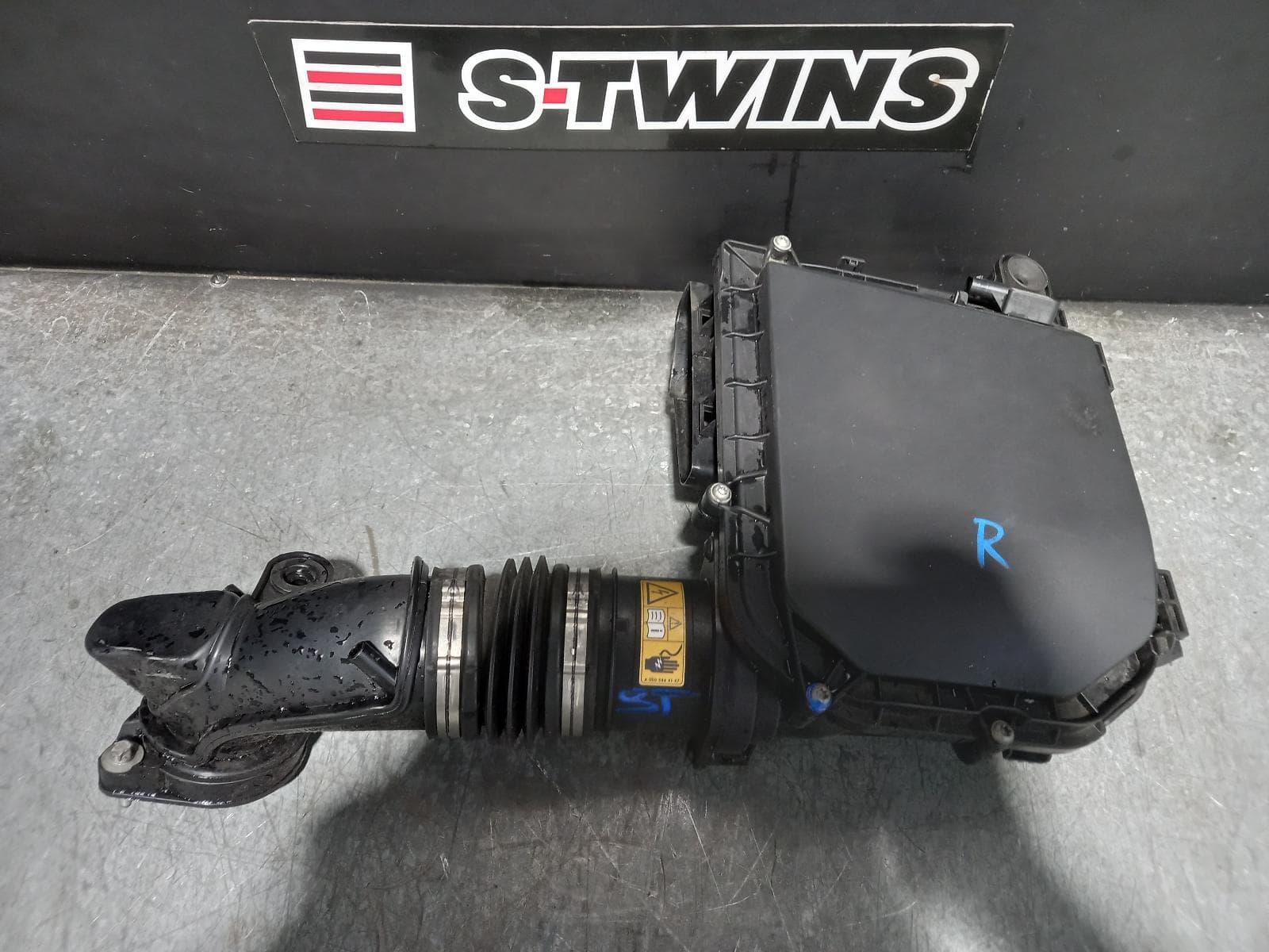 Used auto part listing image: 2016 MERCEDES GLE CLASS AIR CLEANER BOX AIR CLEANER, C292/W166, 3.0, PETROL, RH SIDE, 06/15-04/19 0000313484