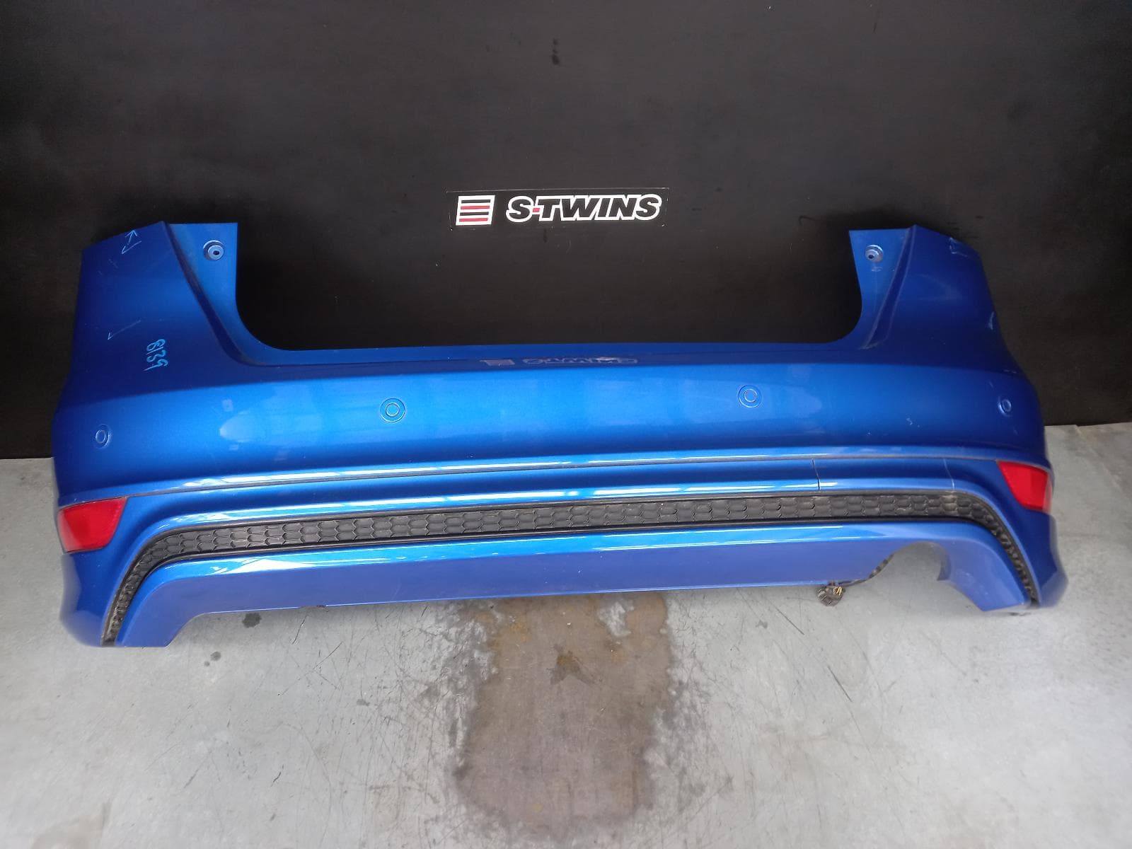 Used auto part listing image: 2016 FORD FOCUS REAR BUMPER LZ, HATCH, TREND TYPE, 07/15-11/18 0000313948