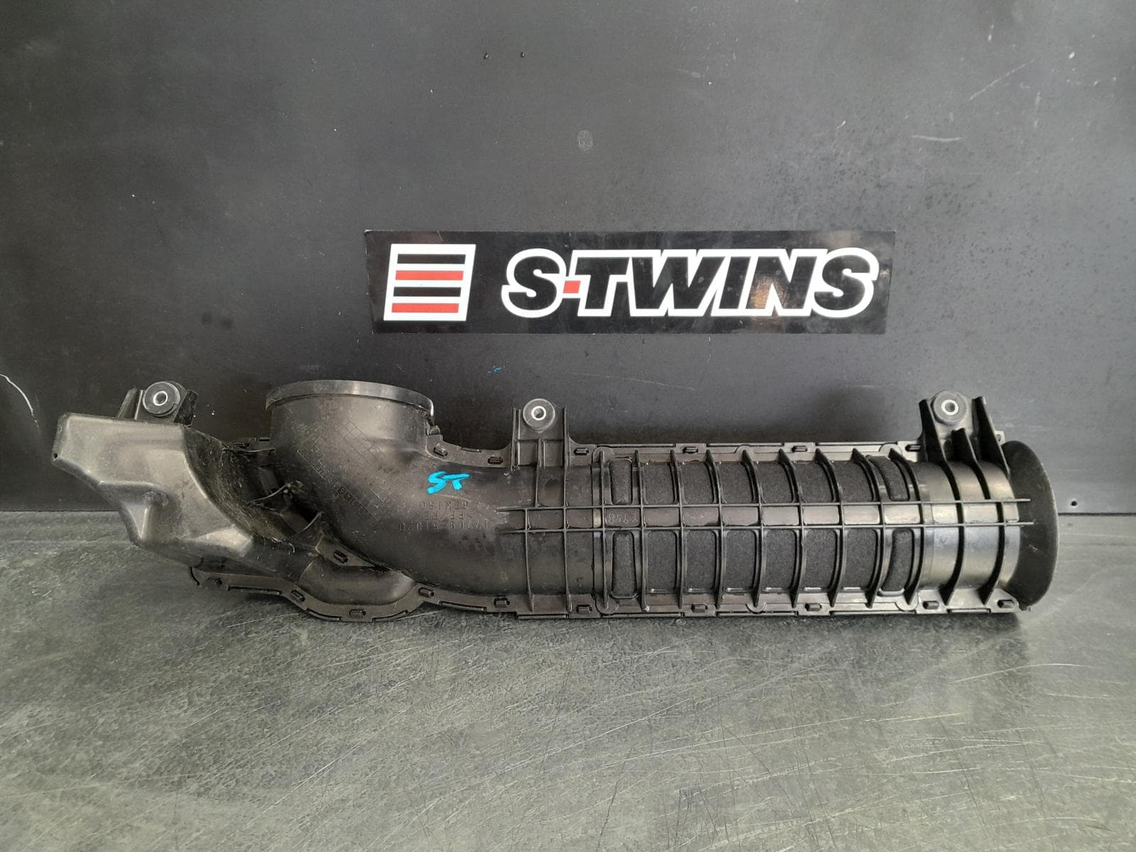 Used auto part listing image: 2020 TOYOTA LANDCRUISER AIR CLEANER BOX 200 SERIES, AIR CLEANER, DIESEL, 11/07-03/21 0000314300