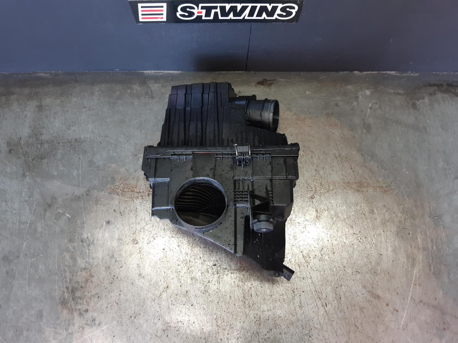 Used auto part listing image: 2022 VOLKSWAGEN TRANSPORTER AIR CLEANER BOX AIR CLEANER, T6, 2.0, DIESEL, CXEC CODE, 07/15- 0000323882