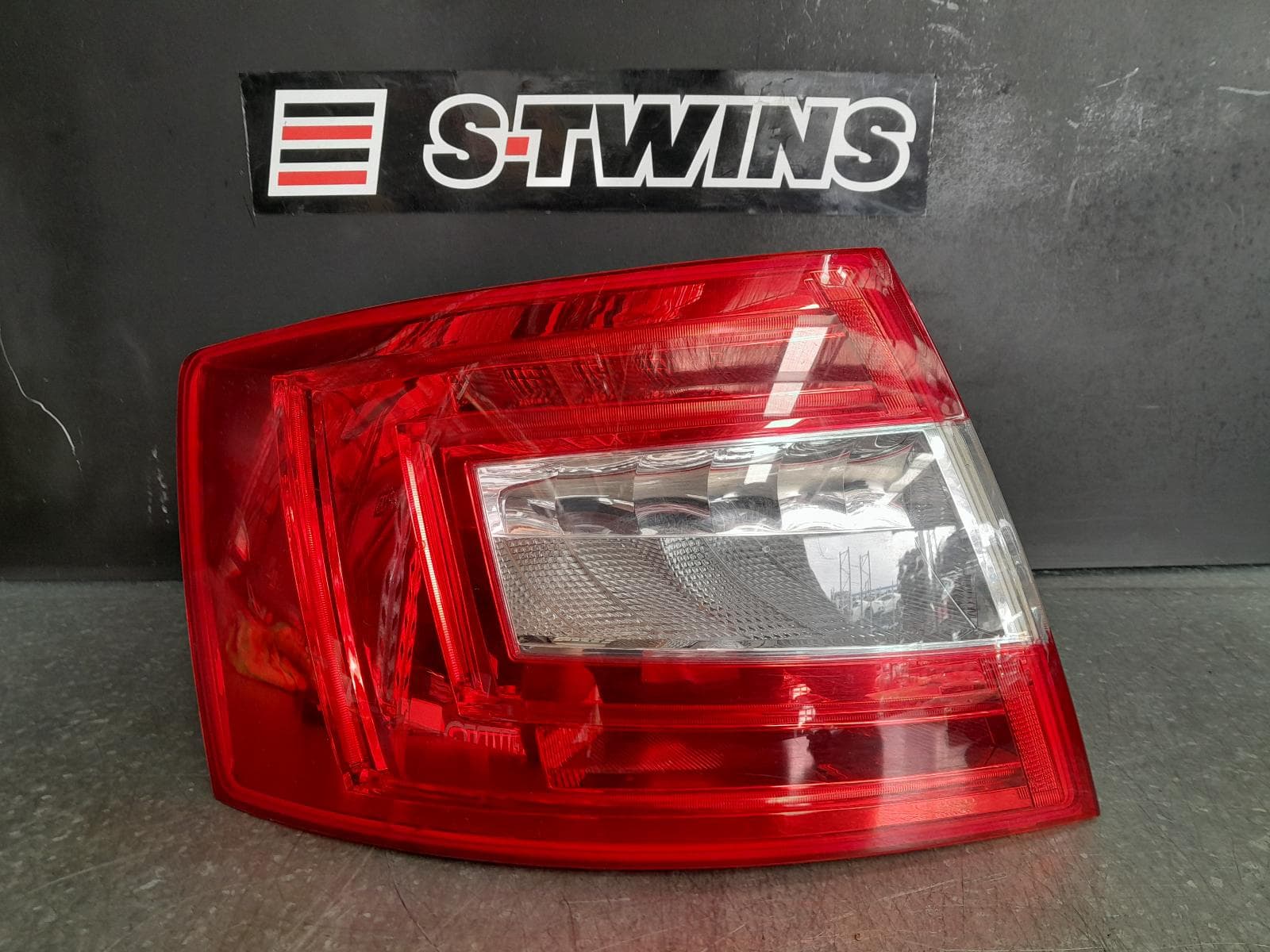 Used auto part listing image: 2015 SKODA OCTAVIA LEFT TAILLIGHT NE, LIFTBACK SEDAN, LED TYPE, NON DARK TINT TYPE (OPTION 8SK), 09/13-02/17 0000317357