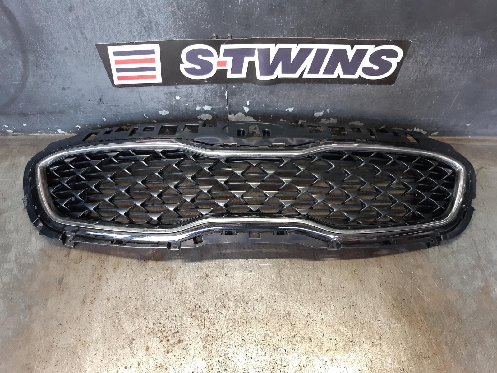 Used auto part listing image: 2017 KIA SPORTAGE GRILLE RADIATOR GRILLE, QL, Si, BLACK MESH, W/O ACTIVE CRUISE CONTROL TYPE, 10/15-04/18 0000316041