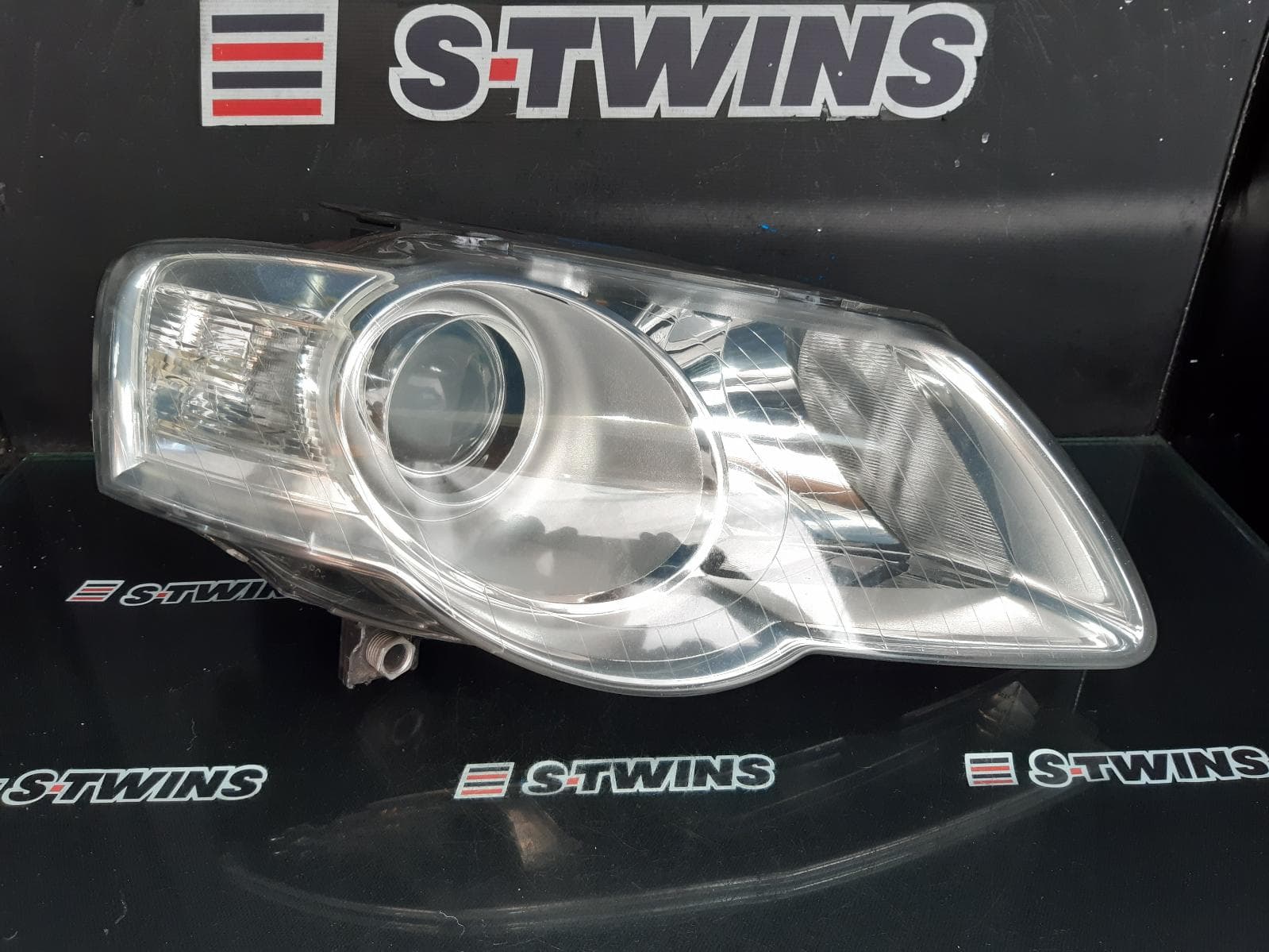 Used auto part listing image: 2009 VOLKSWAGEN PASSAT RIGHT HEADLAMP 3C/MK6 B6, SEDAN/WAGON, HALOGEN TYPE, 03/06-09/10 0000317418