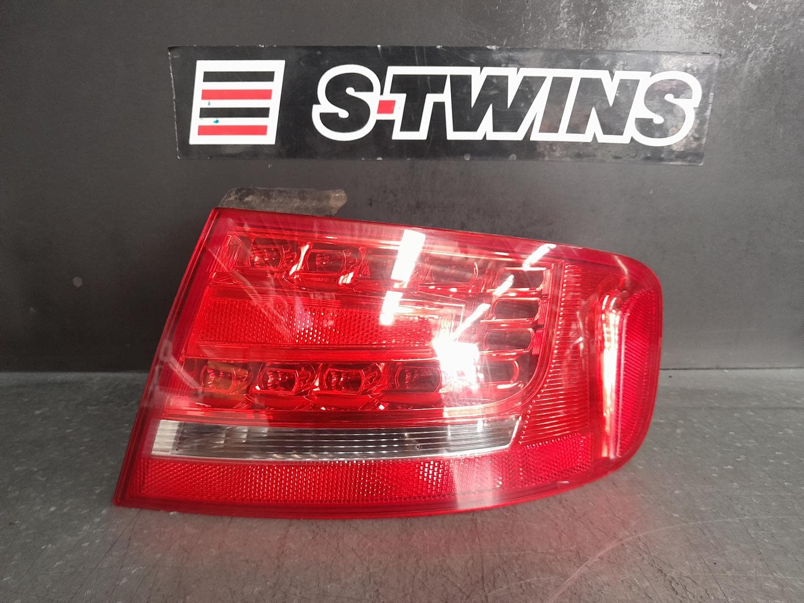 Used auto part listing image: 2011 AUDI A4 RIGHT TAILLIGHT B8 8K (A4/S4), SEDAN, LED TYPE, 02/08-06/12 0000323242