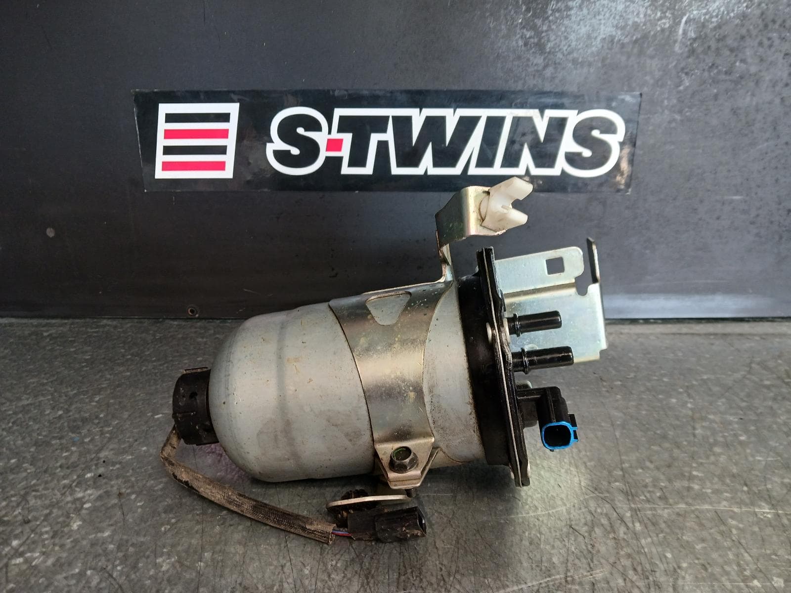 Used auto part listing image: 2020 NISSAN NAVARA FUEL FILTER HOUSING NP300, FACTORY, NON SERVICEABLE FILTER TYPE, 04/15- 0000316492