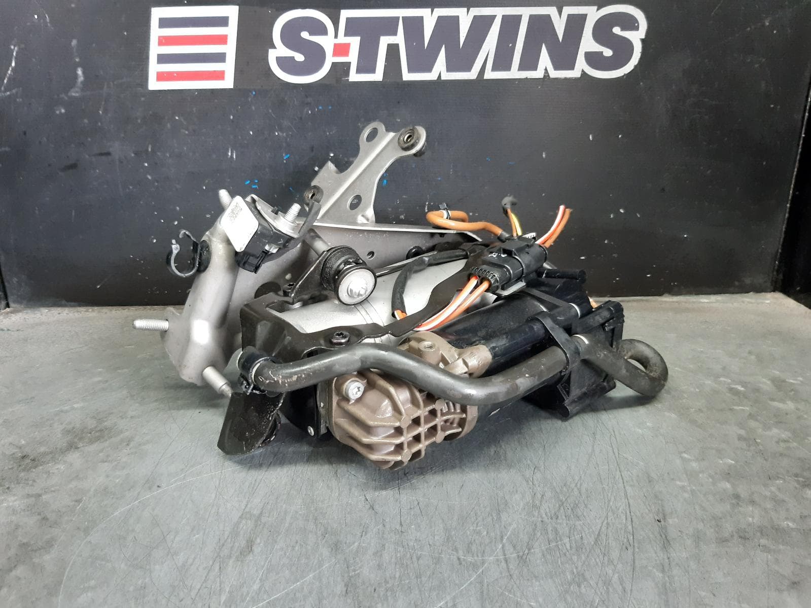 Used auto part listing image: 2017 MERCEDES GLC CLASS AIR RIDE COMPRESSOR AIR RIDE COMPRESSOR, X253/C253, 09/15- 0000318104