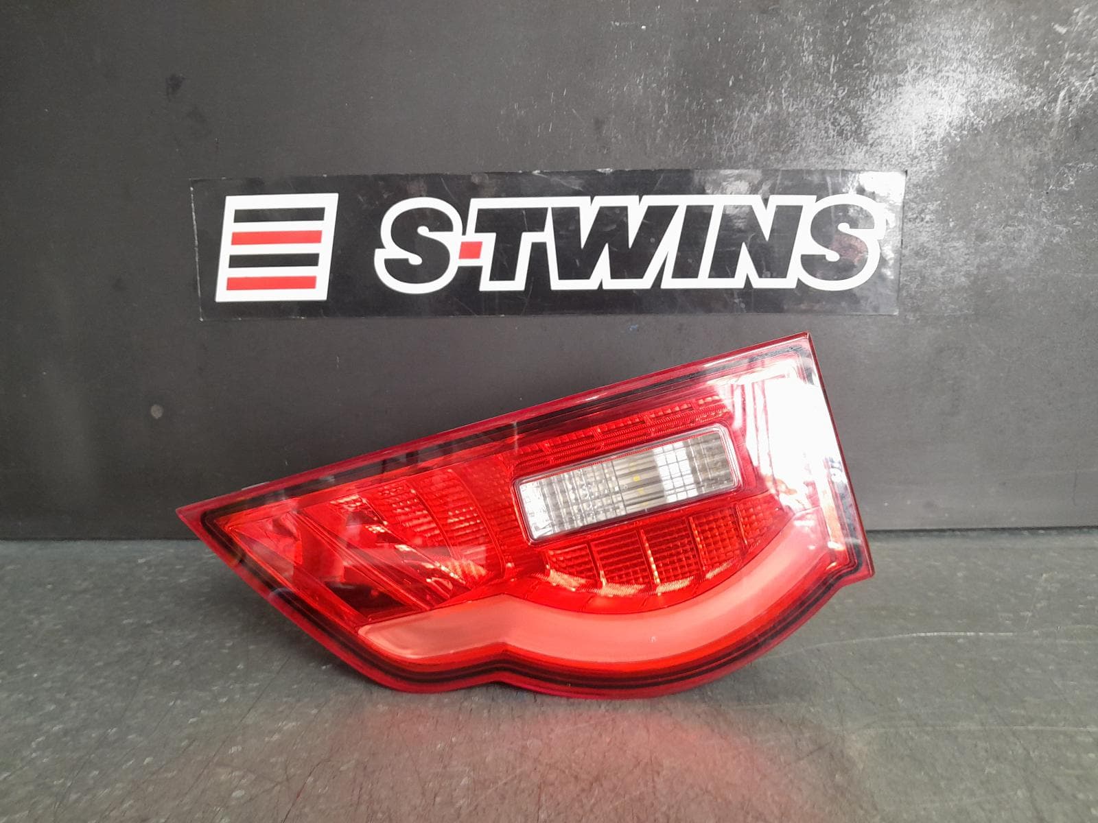 Used auto part listing image: 2016 JAGUAR F PACE REAR GARNISH TAILGATE LAMP (RH SIDE), X761, 02/16-10/20 0000319923