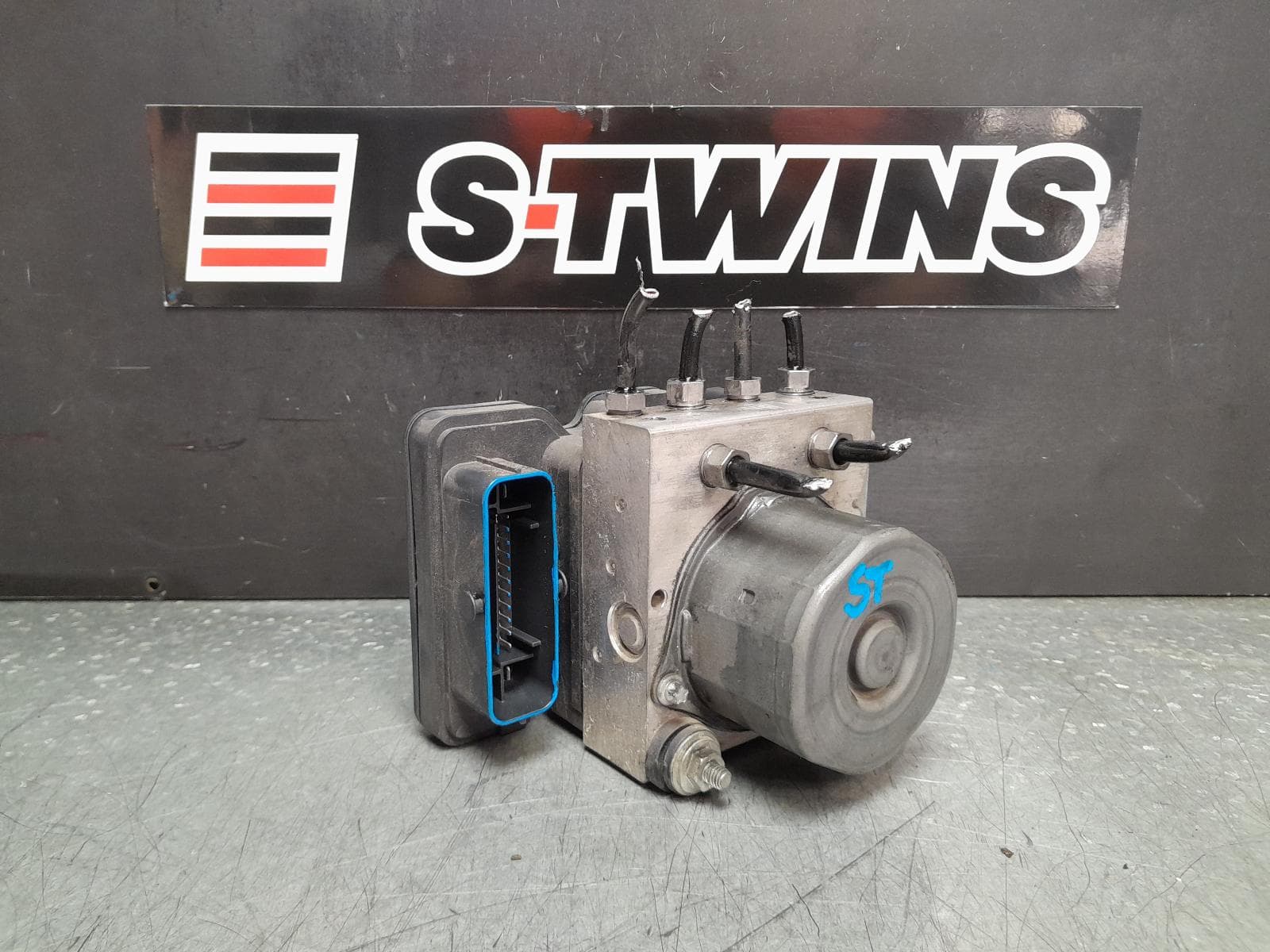 Used auto part listing image: 2015 AUDI A1 ABS PUMP MODULATOR ON ALLOY P/N 6R0614517CB, ON MODULE P/N 6R0907379BR, 8X, 11/12-10/18 0000356921