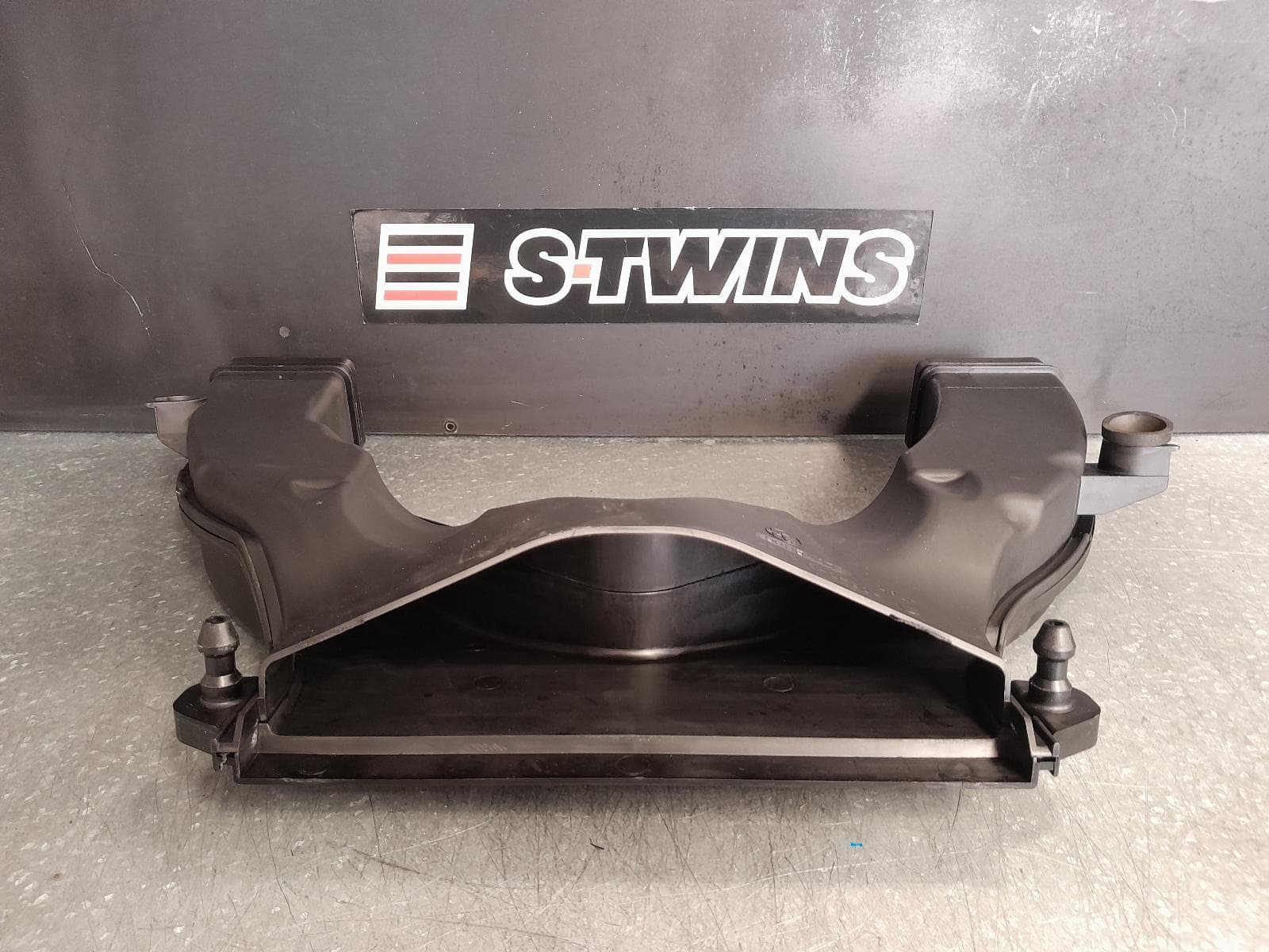 Used auto part listing image: 2020 ALFA ROMEO STELVIO AIR CLEANER BOX 949, 01/18- 0000321350
