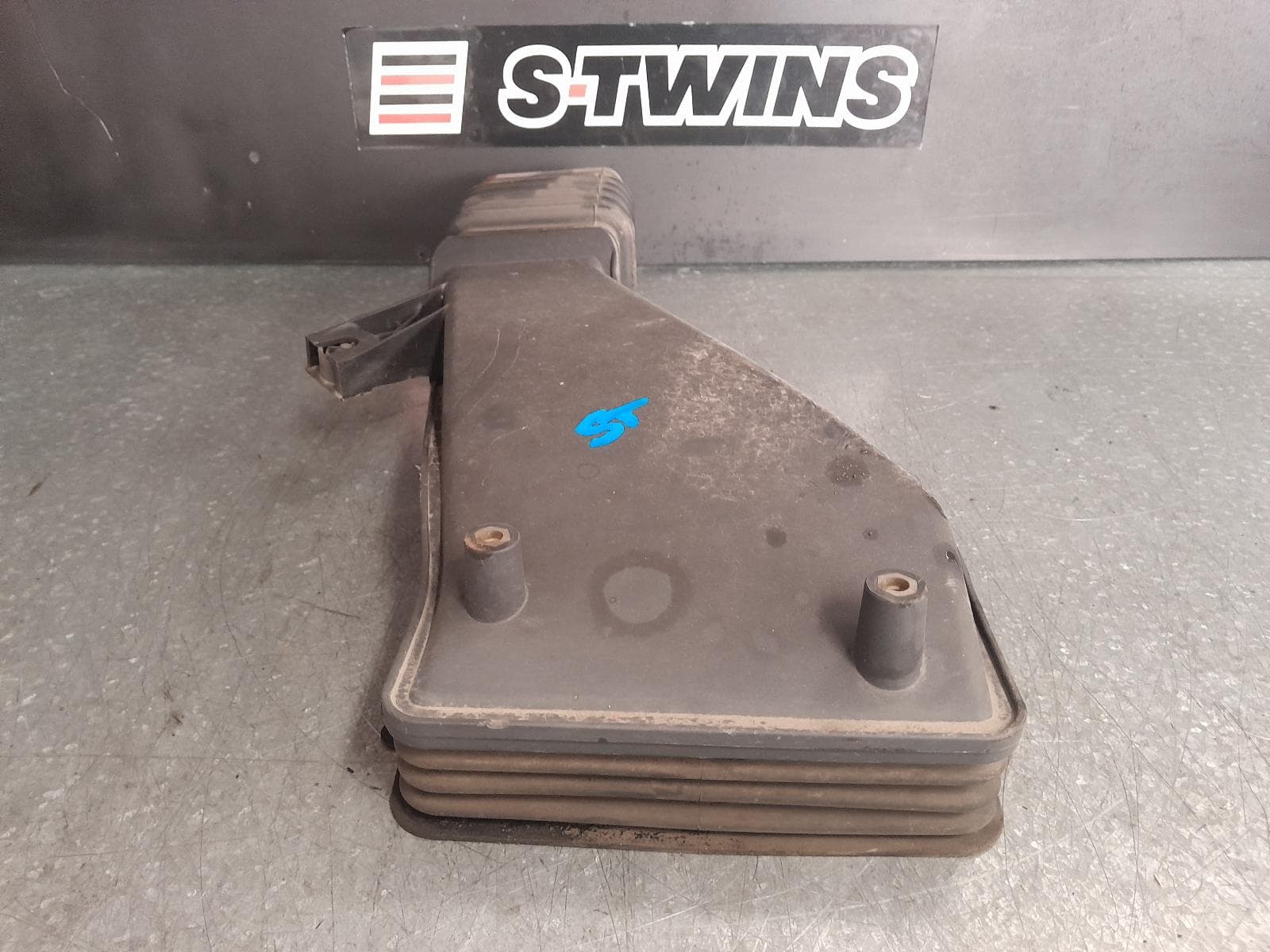 Used auto part listing image: 2020 ALFA ROMEO STELVIO AIR CLEANER DUCT HOS 949, 01/18- 0000321486