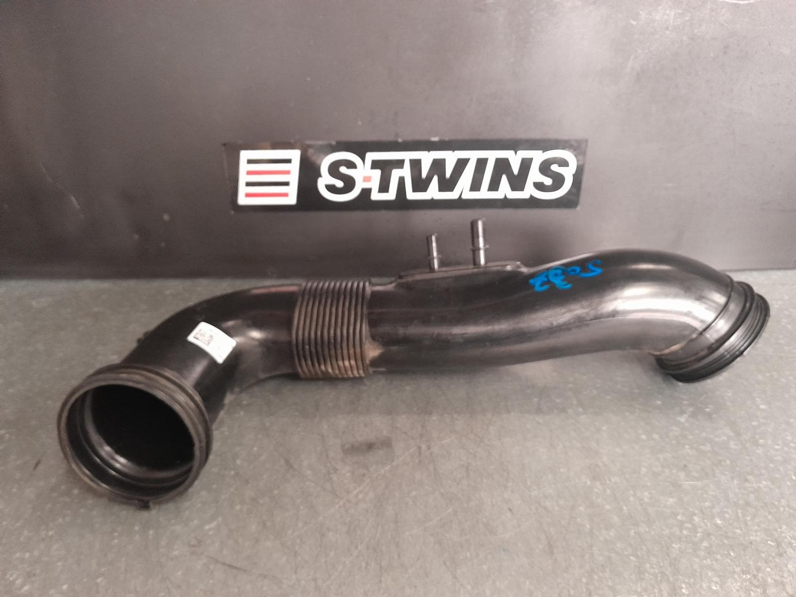 Used auto part listing image: 2020 ALFA ROMEO STELVIO AIR CLEANER DUCT HOS 949, 01/18- 0000321494