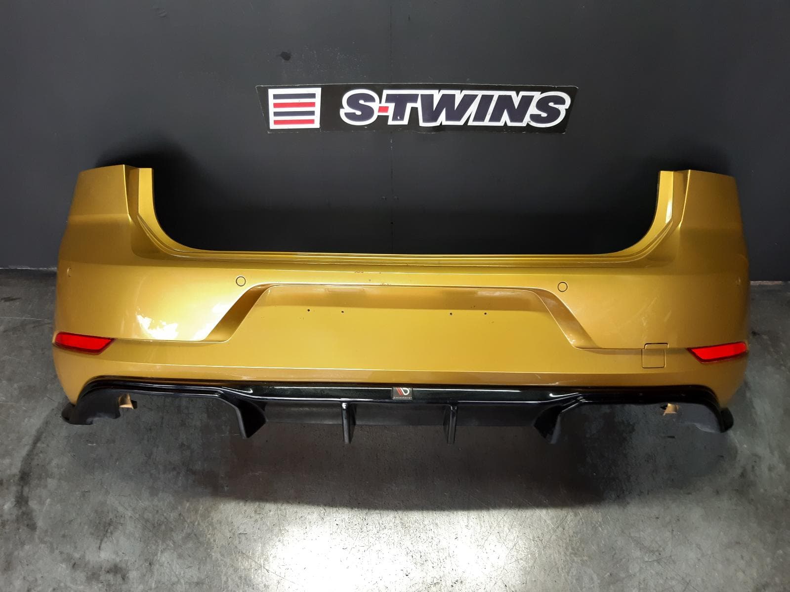 Used auto part listing image: 2018 VOLKSWAGEN GOLF REAR BUMPER BUMPER BAR, GEN 7, HATCH, R-LINE, W/ PARK SENSOR TYPE, 03/17-08/20 0000322957