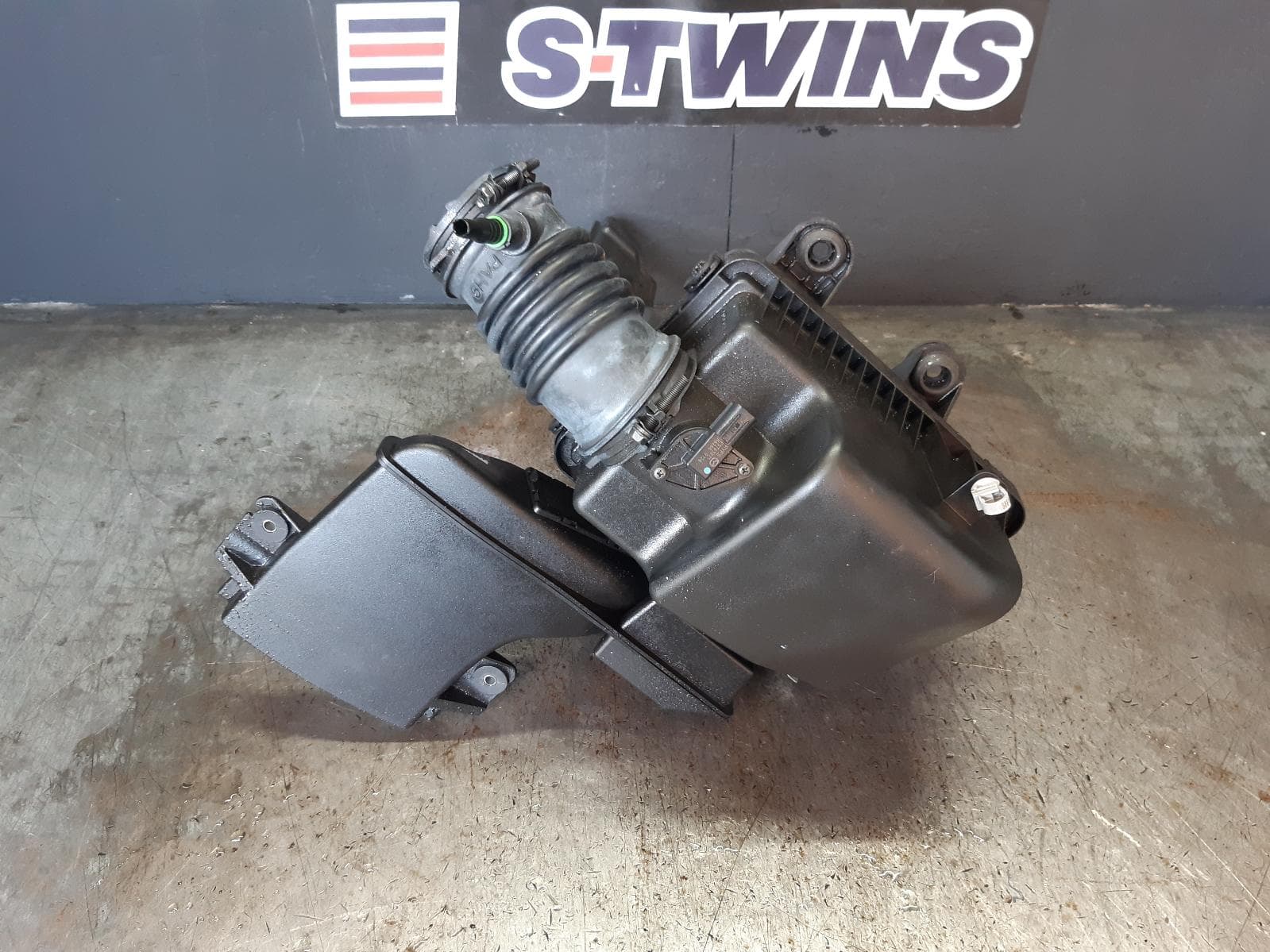 Used auto part listing image: 2020 MAZDA 3 AIR CLEANER BOX AIR CLEANER, 2.0, PE-VPS, PETROL, SKYACTIV G/E-SKYACTIV G, BP, 03/19- 0000323258