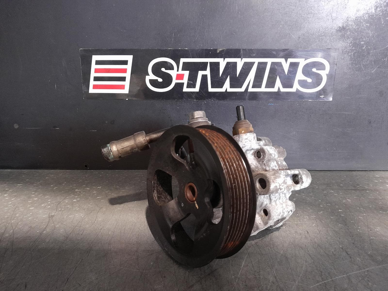 Used auto part listing image: 2013 TOYOTA HILUX STEERING PUMP PETROL, 4.0, 1GR-FE, 03/05-08/15 0000343199