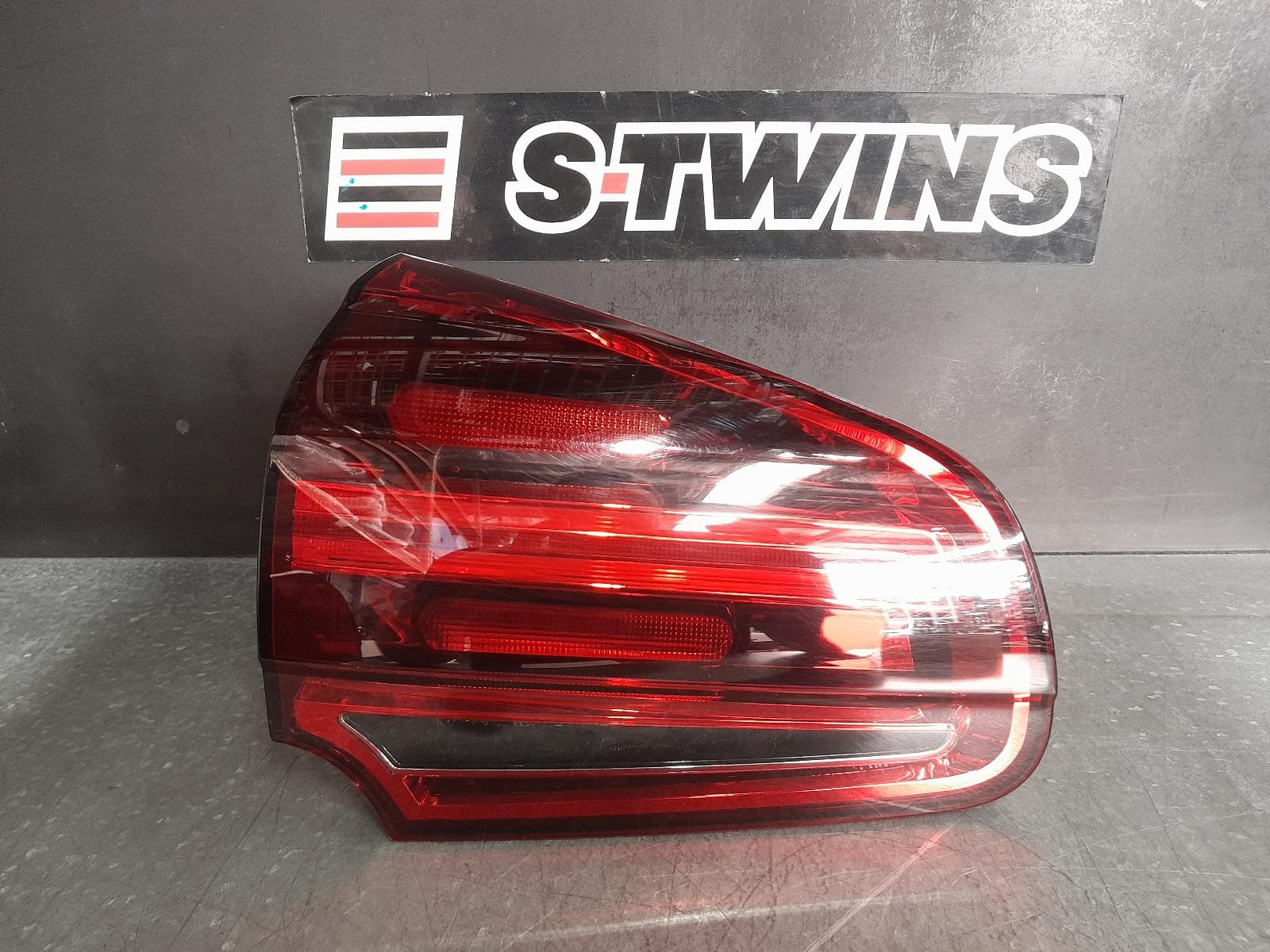 Used auto part listing image: 2016 PORSCHE CAYENNE REAR GARNISH TAILGATE LAMP (LH SIDE), NON TINTED TYPE, 92A, 11/14-04/18 0000322910