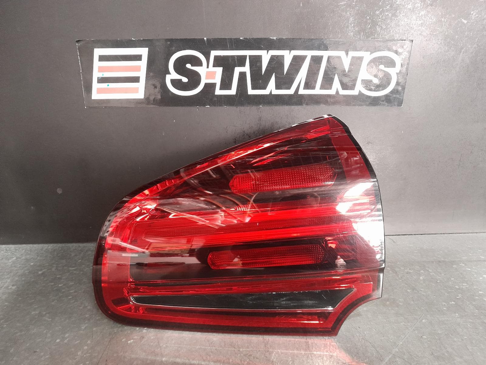 Used auto part listing image: 2016 PORSCHE CAYENNE REAR GARNISH TAILGATE LAMP (RH SIDE), NON TINTED TYPE, 92A, 11/14-04/18 0000322911