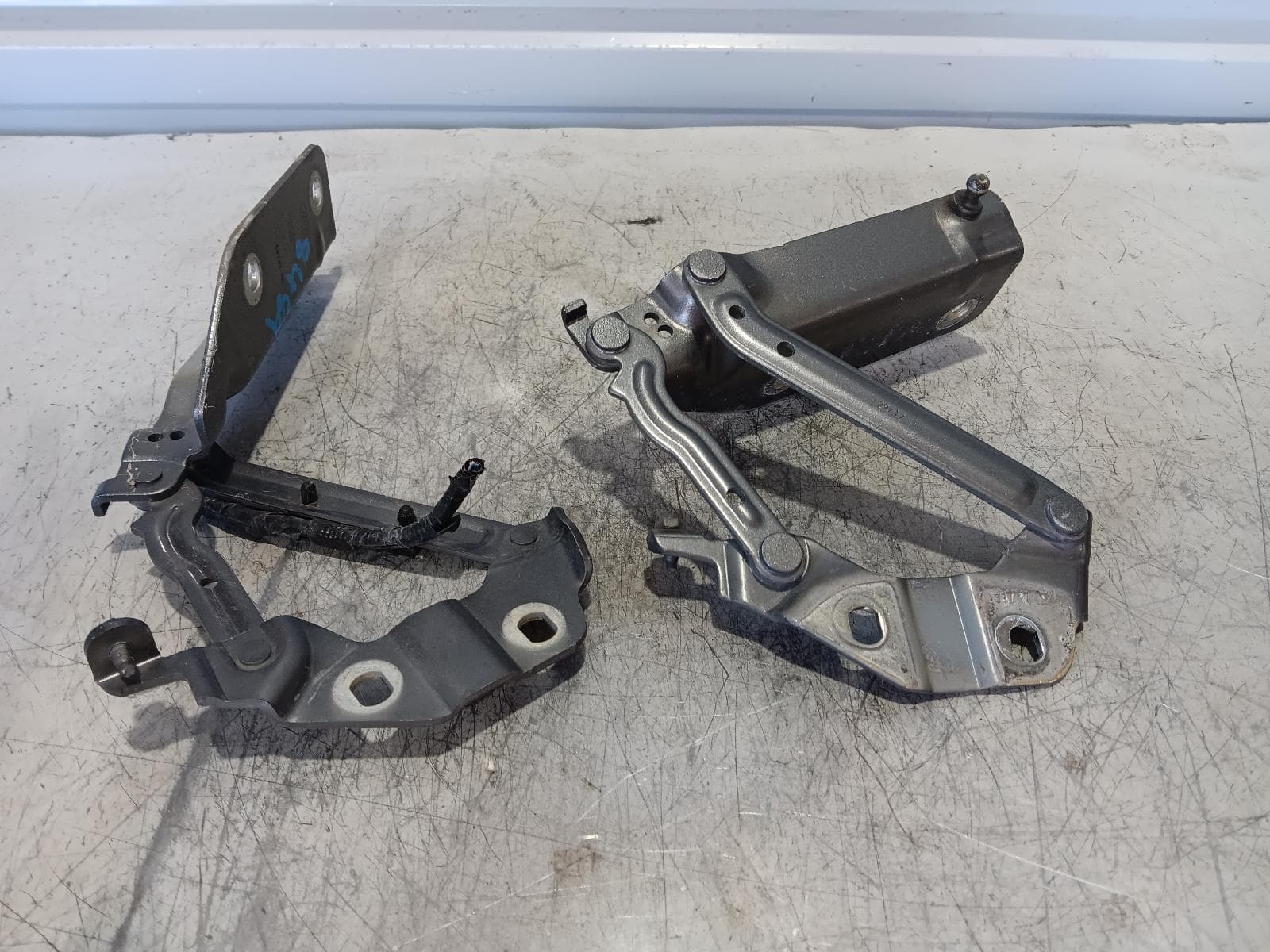 Used auto part listing image: 2017 LAND ROVER DISCOVERY SPORT BONNET HINGE STRUT HINGES (PAIR), L550, 01/15-06/19 0000365508
