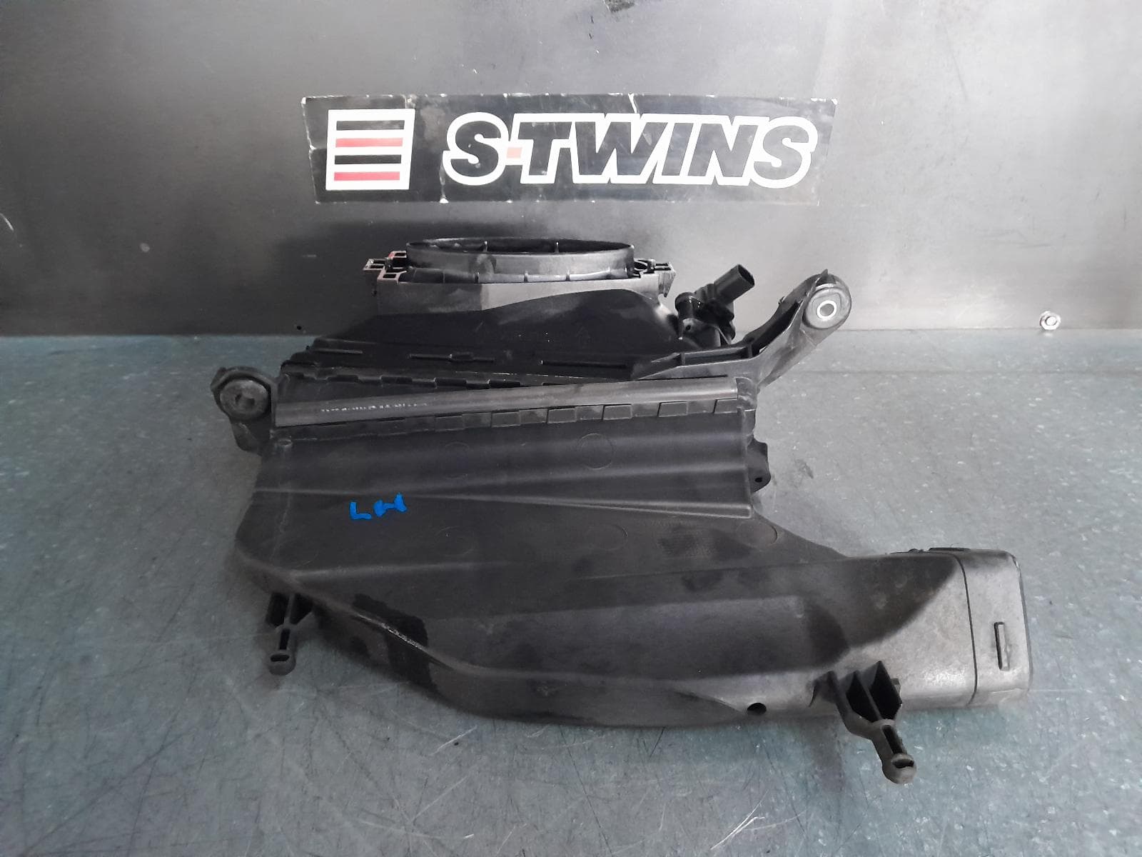 Used auto part listing image: 2016 MERCEDES GLS CLASS AIR CLEANER BOX AIR CLEANER, X166, 3.0, DIESEL, LH SIDE, 01/16-07/19 0000333109