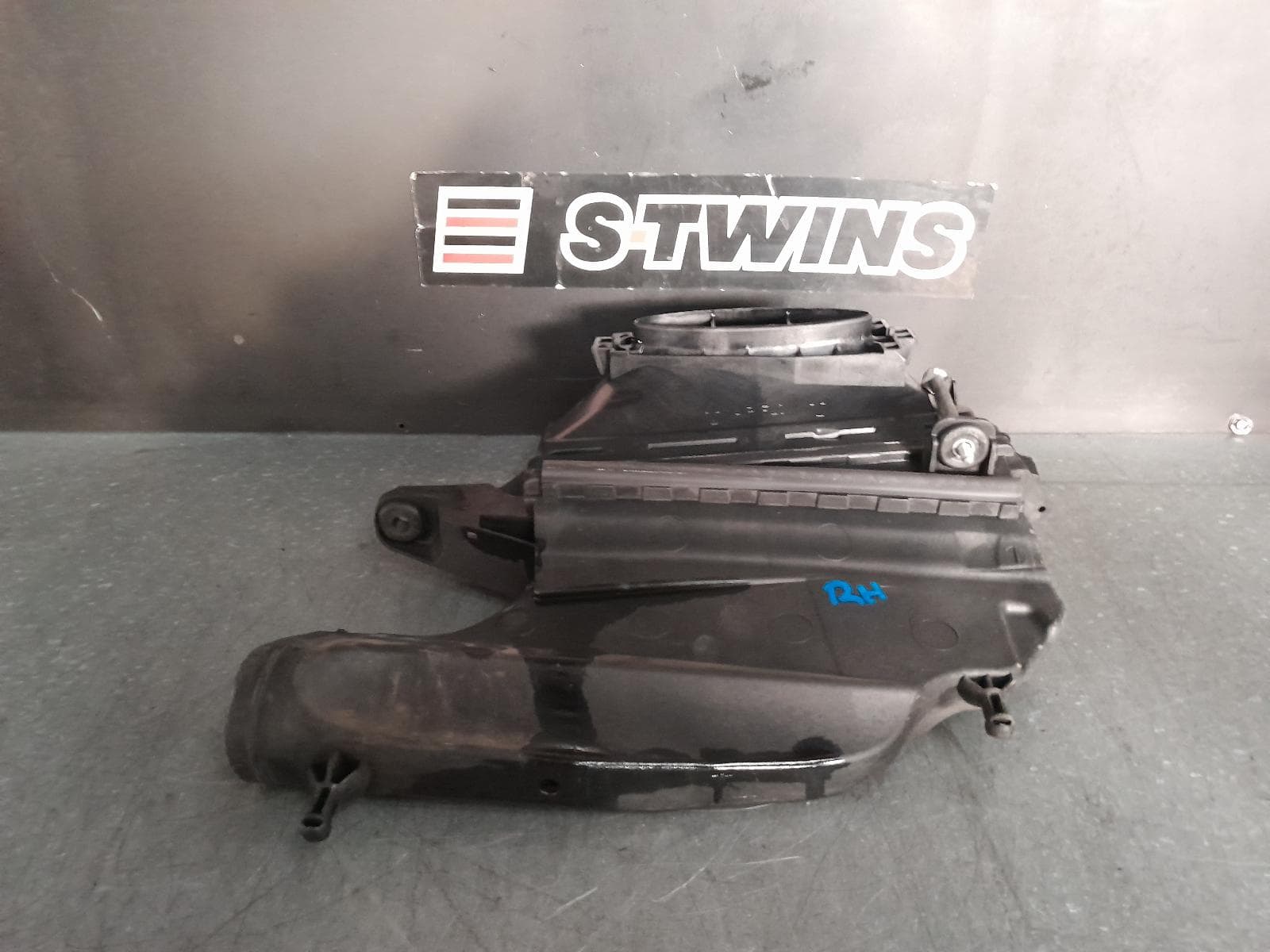 Used auto part listing image: 2016 MERCEDES GLS CLASS AIR CLEANER BOX AIR CLEANER, X166, 3.0, DIESEL, RH SIDE, 01/16-07/19 0000333110