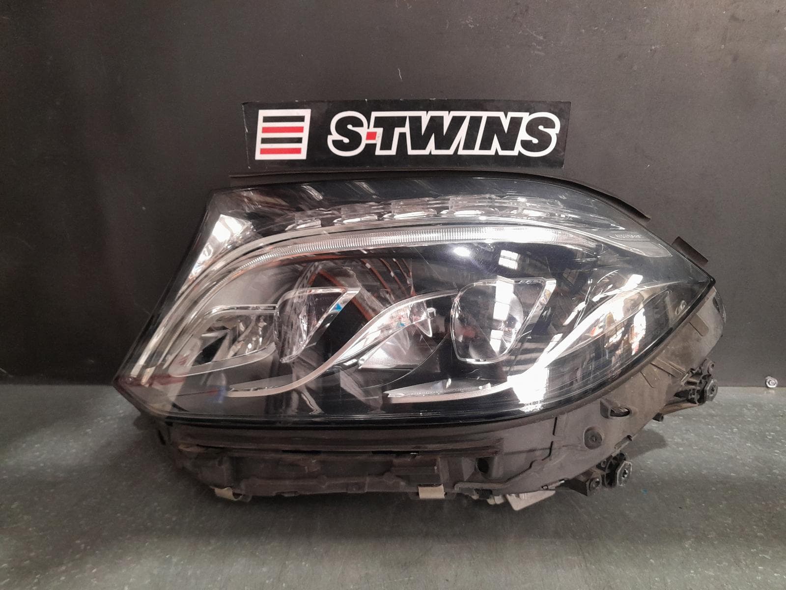 Used auto part listing image: 2016 MERCEDES GLS CLASS LEFT HEADLAMP DYNAMIC LED TYPE, NON AMG TYPE, X166, 01/16-06/19 0000326796