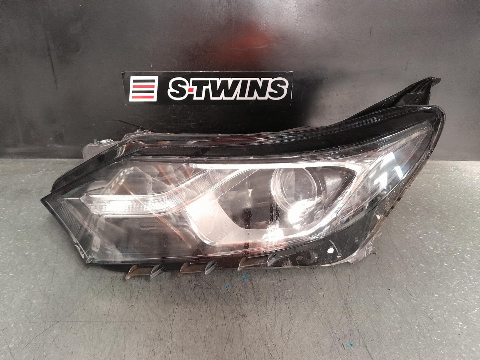 Used auto part listing image: 2018 HOLDEN EQUINOX LEFT HEADLAMP EQ, LS+, HALOGEN TYPE (W/ AUTO HIGH BEAM), 09/17-12/20 0000367559