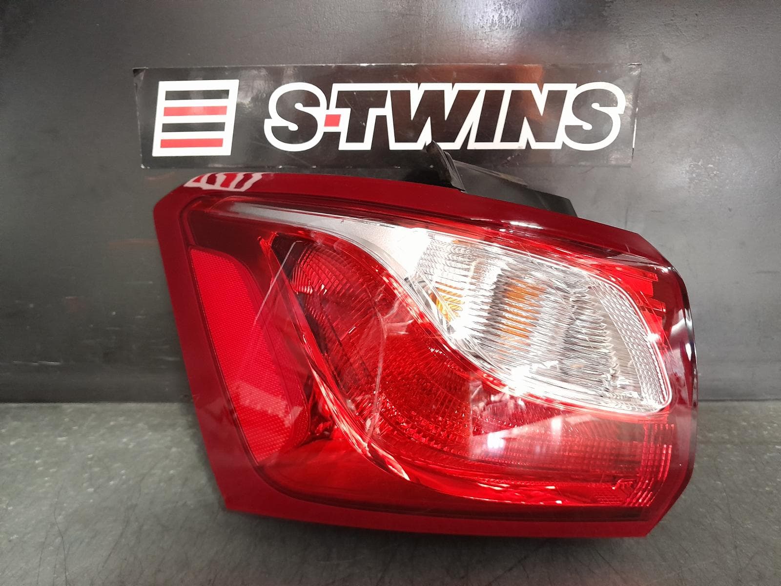 Used auto part listing image: 2018 HOLDEN EQUINOX LEFT TAILLIGHT EQ, LS/LS+/LT, STANDARD TYPE, 09/17-12/20 0000367561