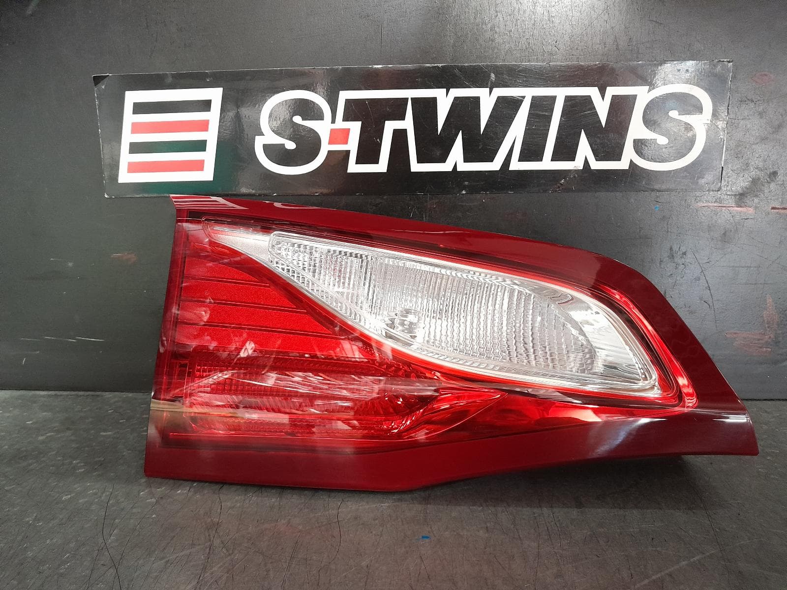 Used auto part listing image: 2018 HOLDEN EQUINOX REAR GARNISH TAILGATE LAMP (LH SIDE), STANDARD TYPE, EQ, 09/17-12/20 0000367562