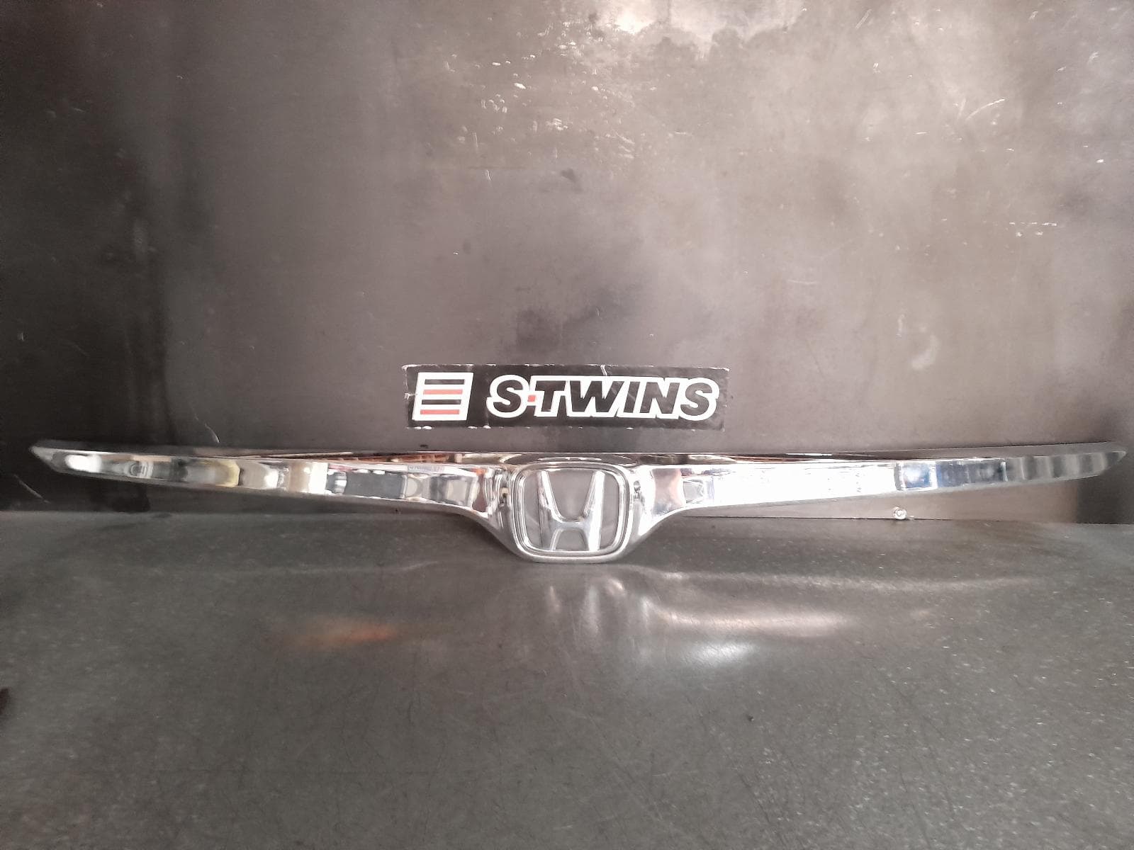 Used auto part listing image: 2018 HONDA CRV REAR GARNISH TAILGATE GARNISH (UPPER), RW, 05/17-08/23 0000337405