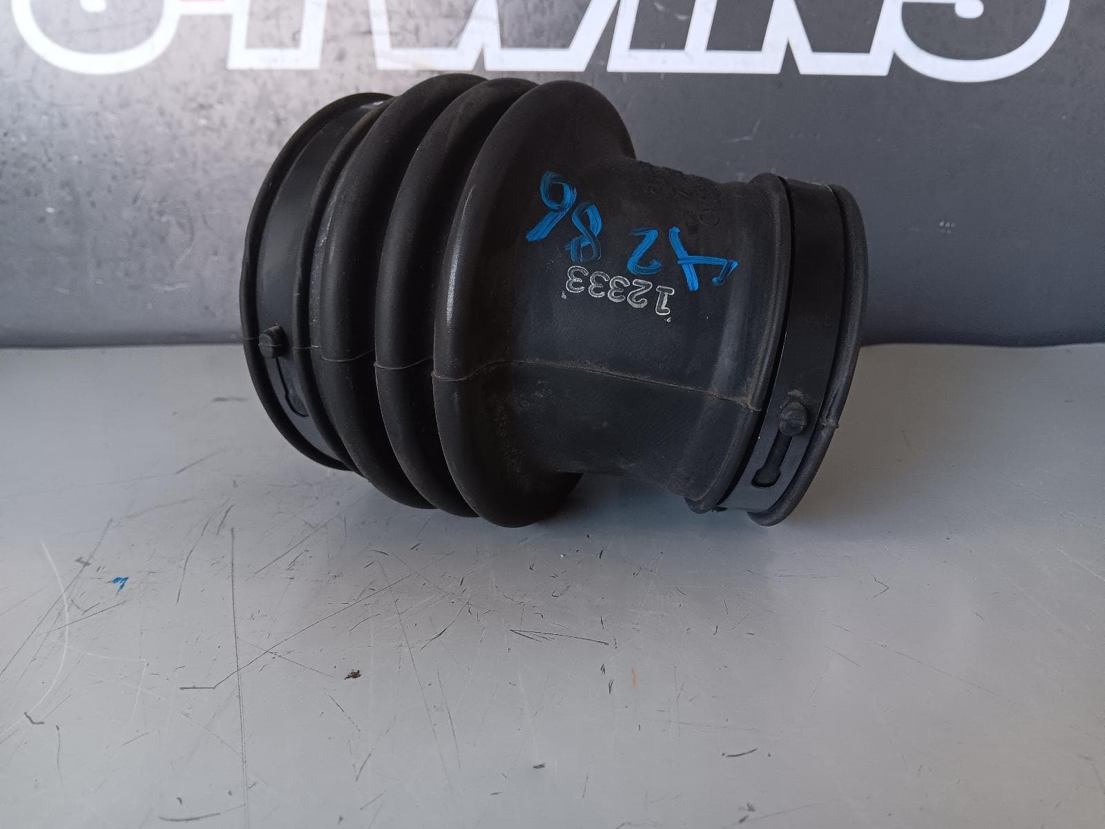 Used auto part listing image: 2014 CHRYSLER 300C AIR CLEANER DUCT HOS LX, AIR CLEANER TO THROTTLE BODY, PETROL, 6.4, 12/11-12/21 0000324467