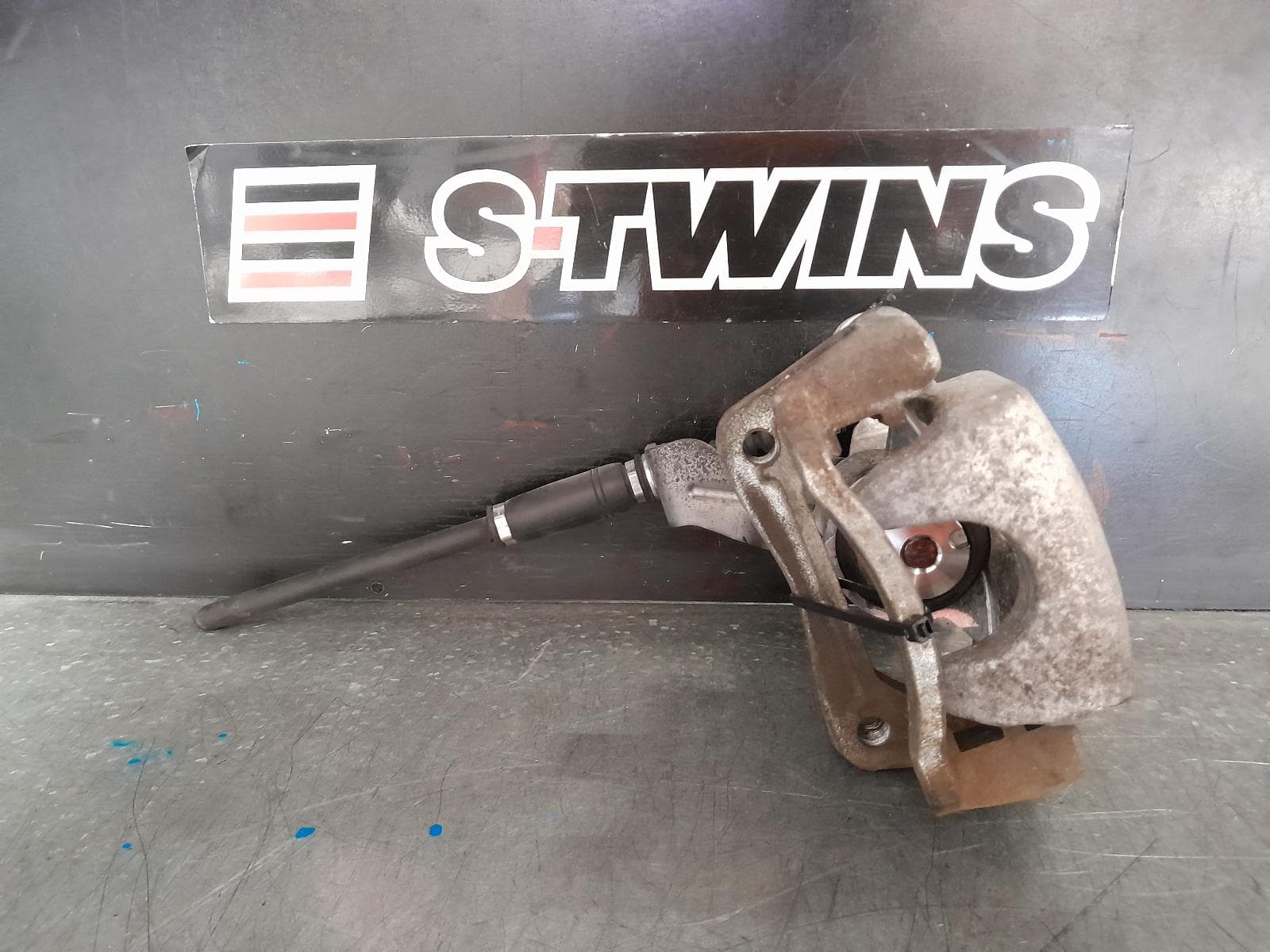 Used auto part listing image: 2018 HYUNDAI I30 CALIPER LH REAR, PD, HATCH (S. KOREA VIN KMHH), NON ELECTRIC BRAKE TYPE, GREY, GO/ACTIVE/ELITE/SR, 03/17-12/23 0000367630