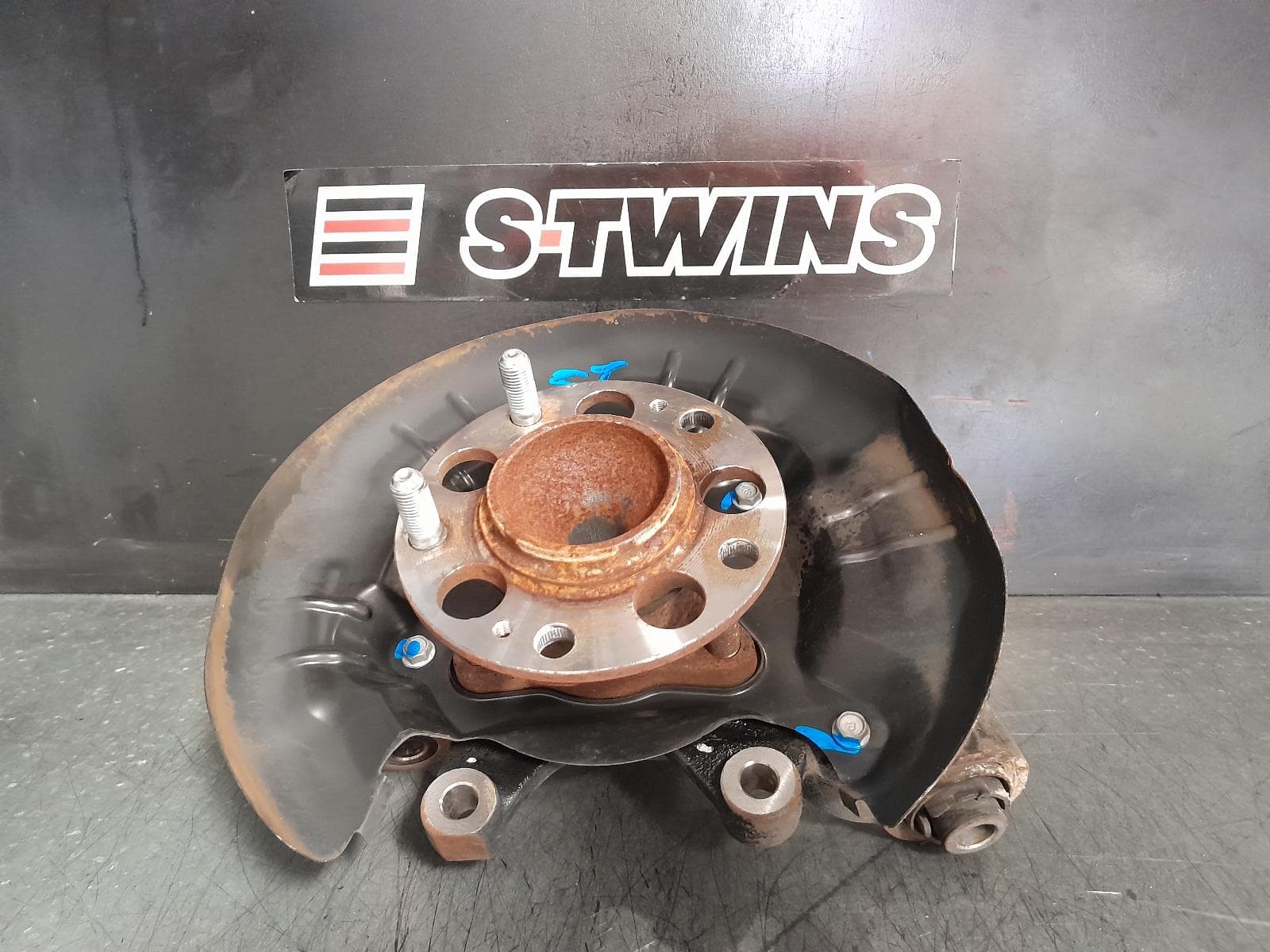 Used auto part listing image: 2018 HYUNDAI I30 RIGHT REAR HUB ASSEMBLY PD, HATCH (S.KOREA VIN KMHH), GO/ACTIVE/ELITE/SR, W/ ABS SENSOR TYPE, 03/17-12/23 0000367631