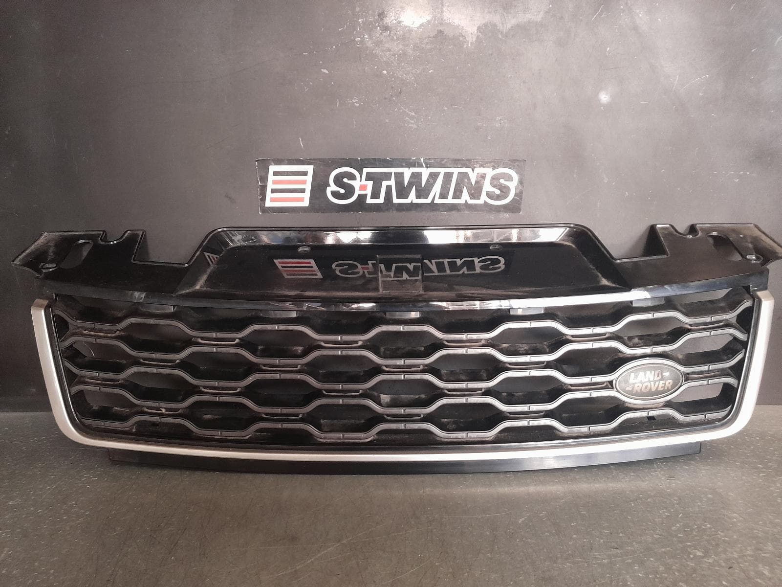 Used auto part listing image: 2018 LAND ROVER RANGEROVER SPORT GRILLE L494, RADIATOR GRILLE, CHROME, 11/17-04/22 0000329861