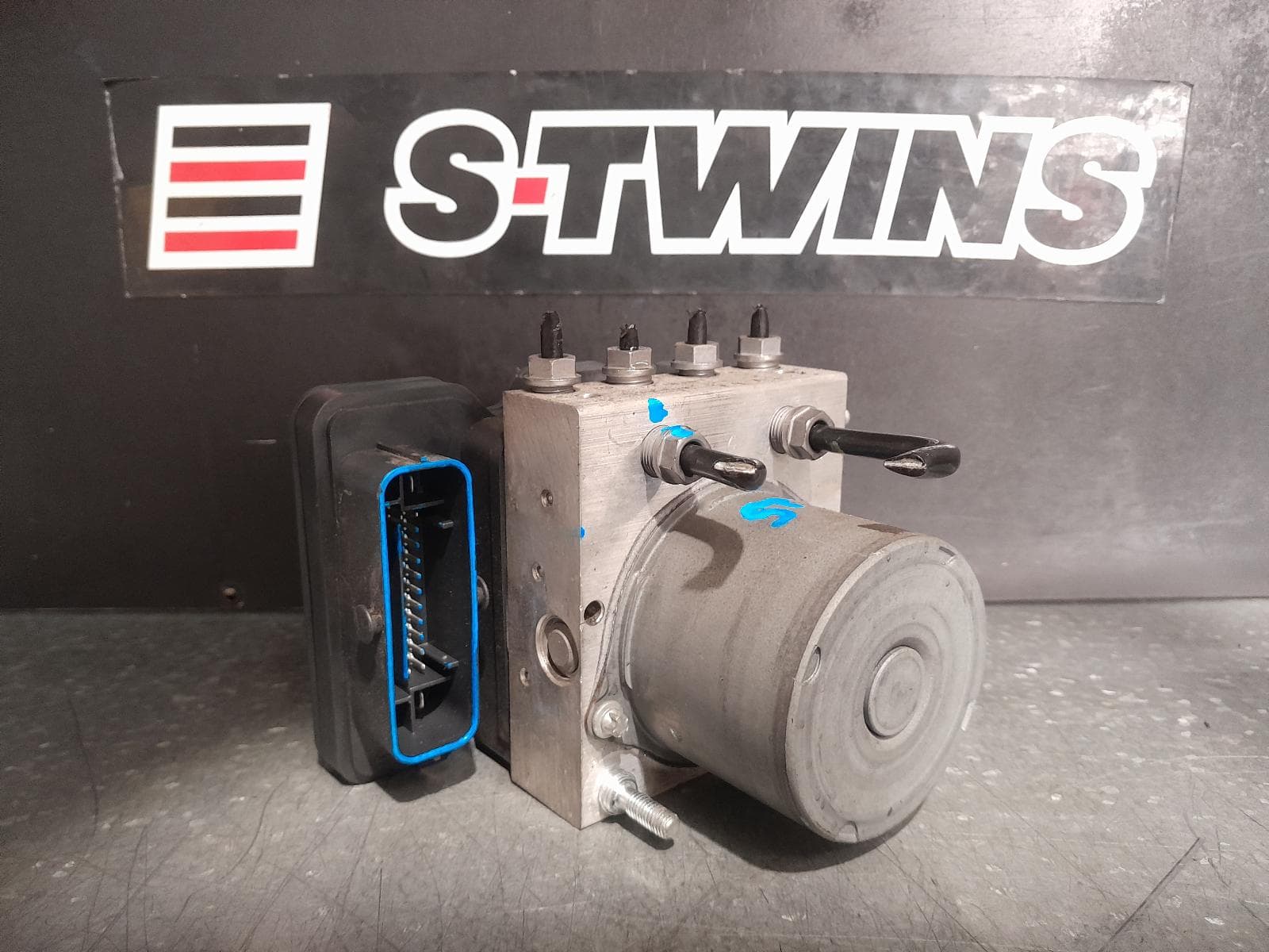 Used auto part listing image: 2016 AUDI A1 ABS PUMP MODULATOR 8X, P/N 6C0614517P, 11/12-10/18 0000326293