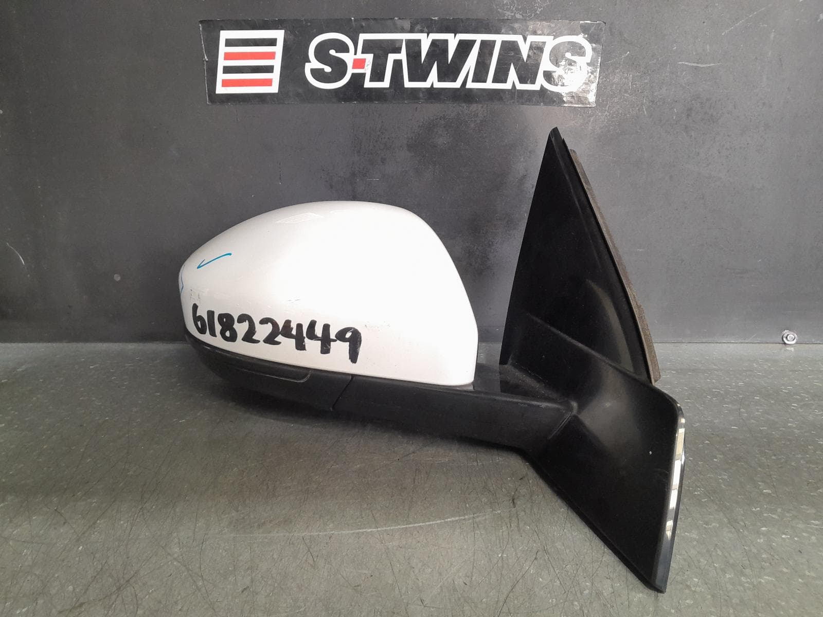 Used auto part listing image: 2018 LAND ROVER DISCOVERY SPORT RIGHT DOOR MIRROR L550, NON WATER WADING, NON MEMORY, NON BLIND SPOT TYPE, W/ REAR VIEW CAMERA TYPE, 01/15-06/19 0000327481