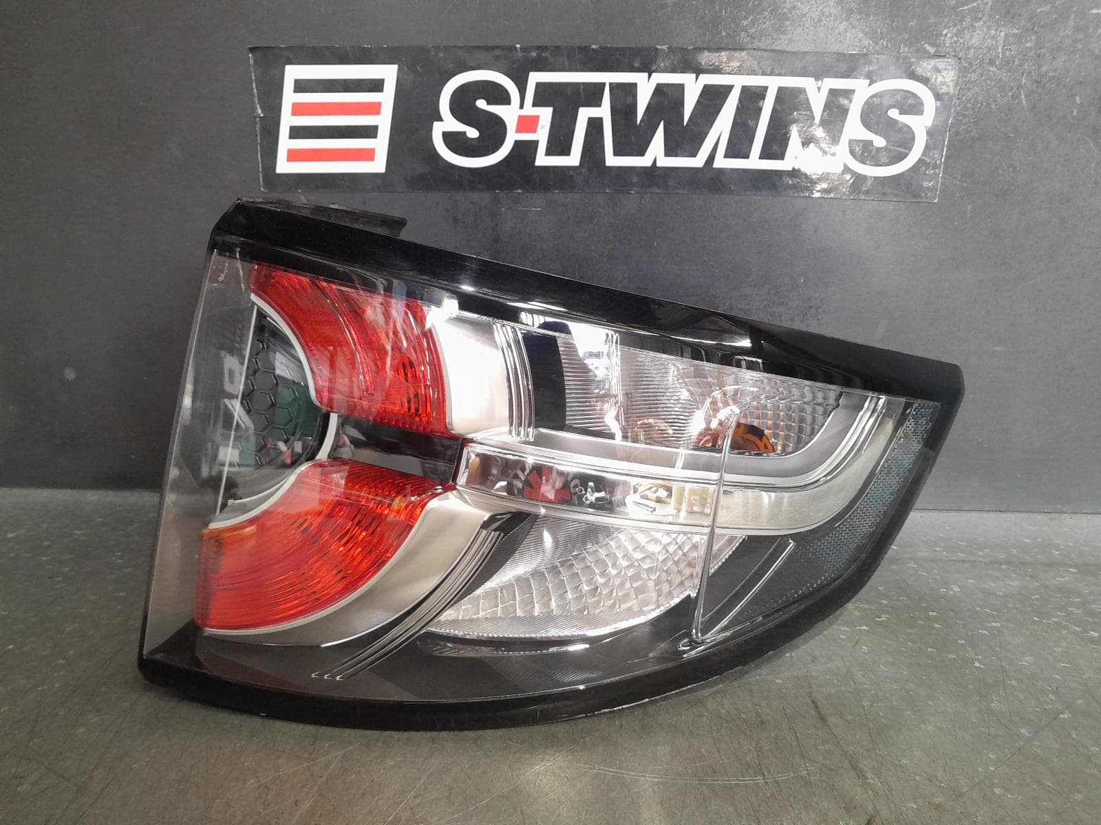 Used auto part listing image: 2018 LAND ROVER DISCOVERY SPORT RIGHT TAILLIGHT IN BODY, LED, CLEAR MARKING LIGHT TYPE, L550, 01/15-06/19 0000327485
