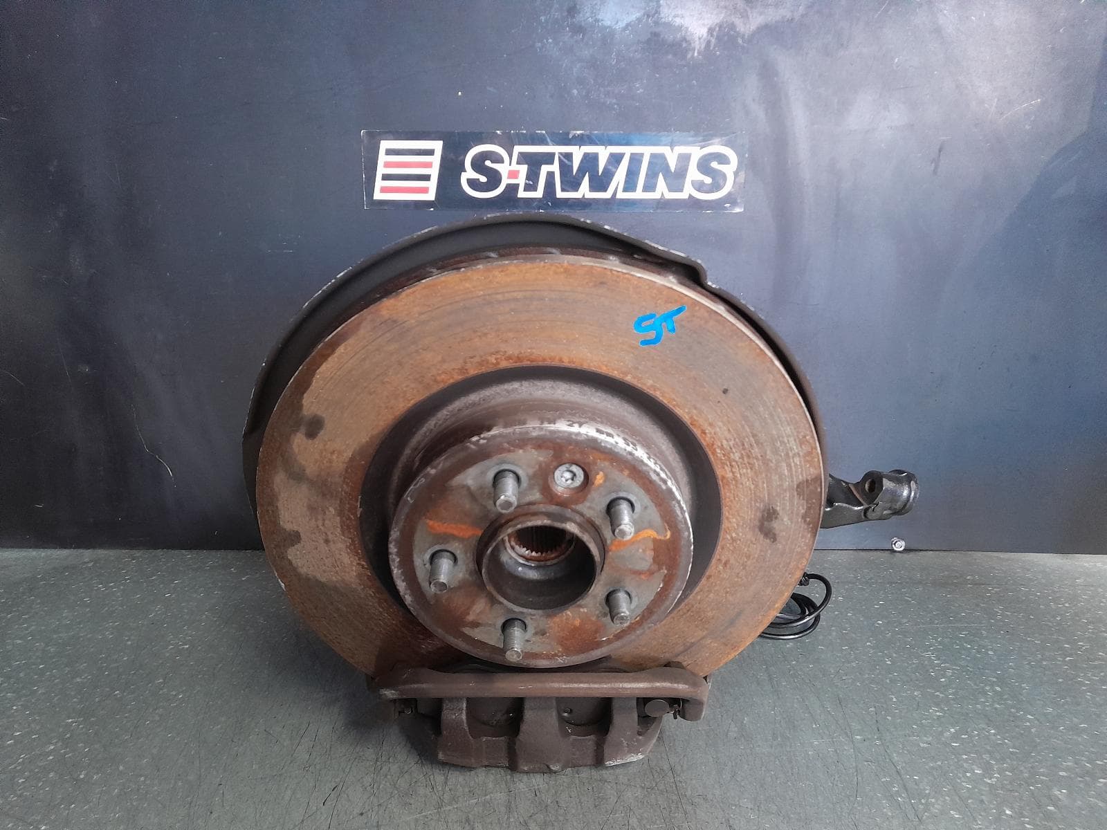 Used auto part listing image: 2015 LAND ROVER DISCOVERY LEFT FRONT HUB ASSEMBLY L319,10/09-12/16 0000346262