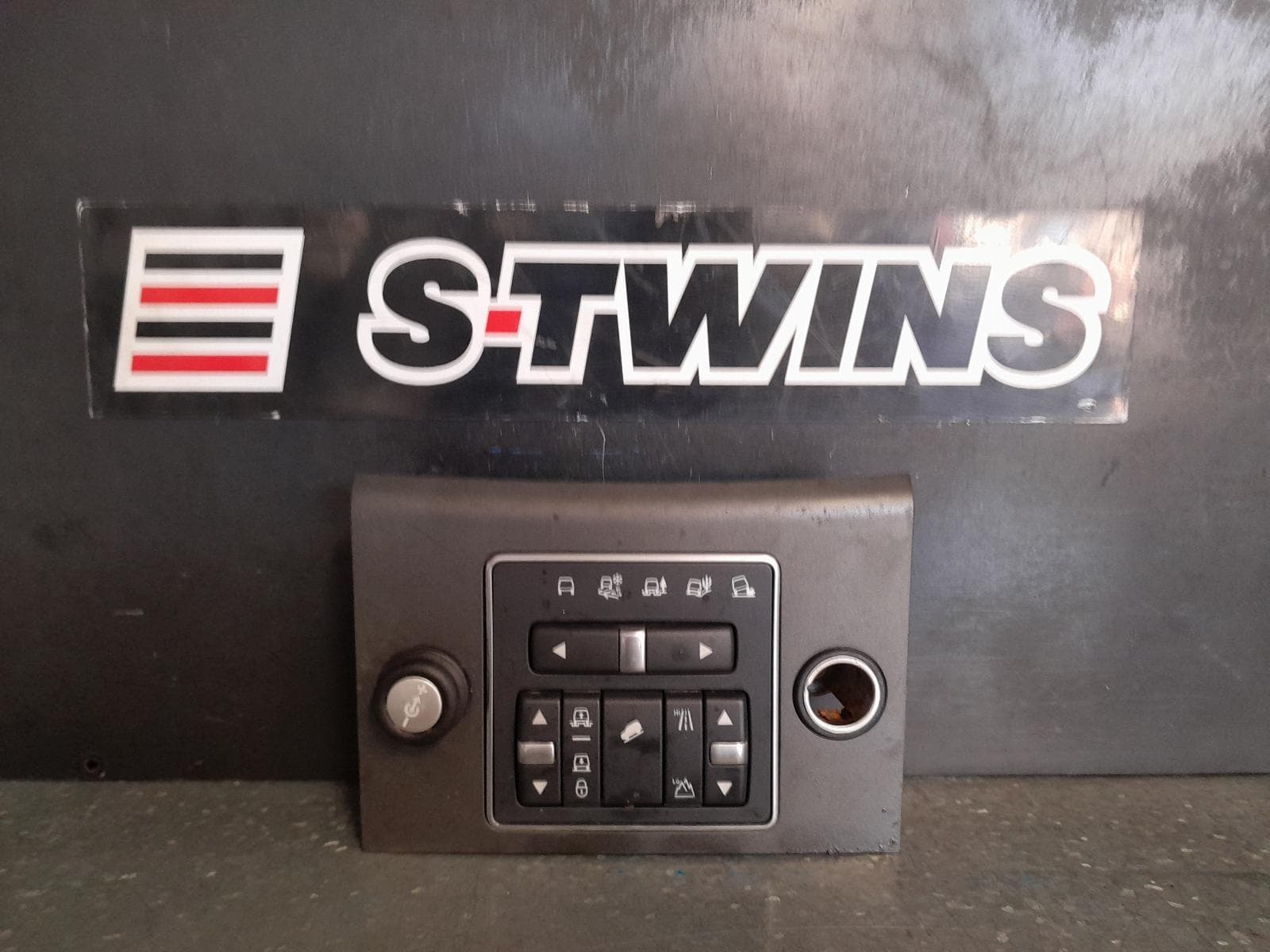 Used auto part listing image: 2015 LAND ROVER DISCOVERY 4WD CONTROLS, L319, 10/09-12/16 0000346279