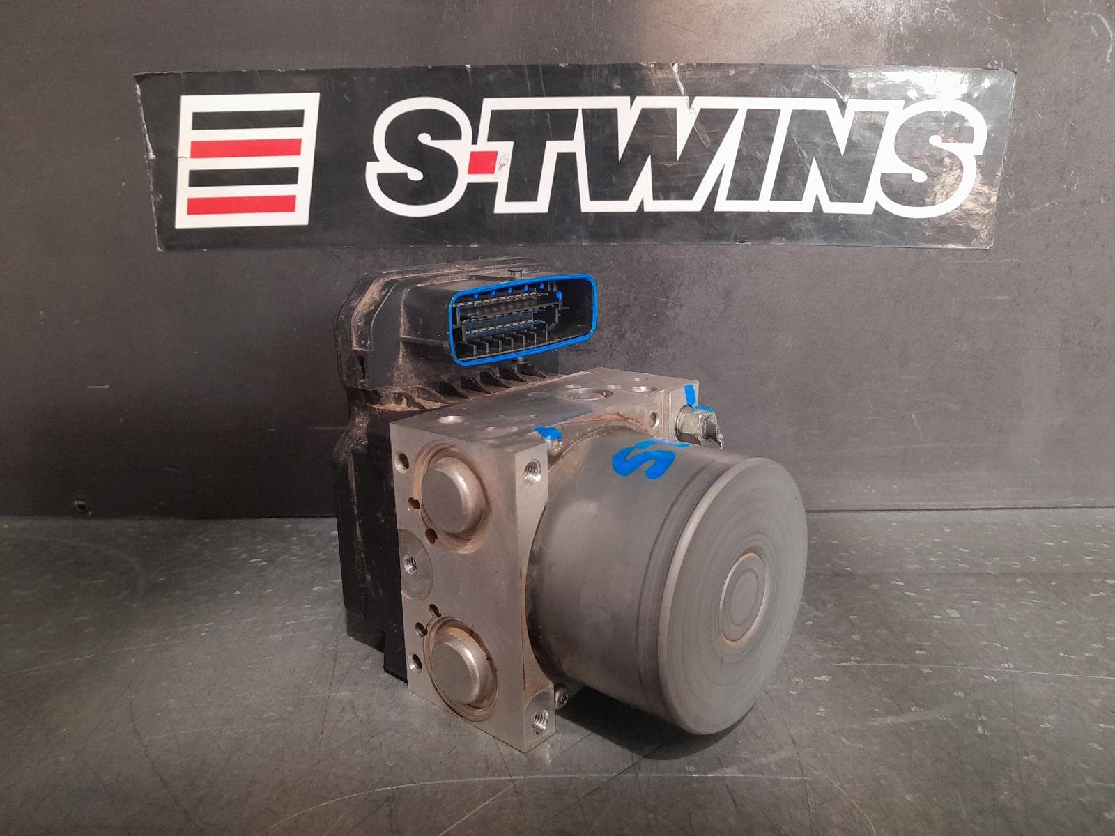 Used auto part listing image: 2021 TOYOTA HILUX ABS PUMP MODULATOR P/N 4405071790, 06/15- 0000329589