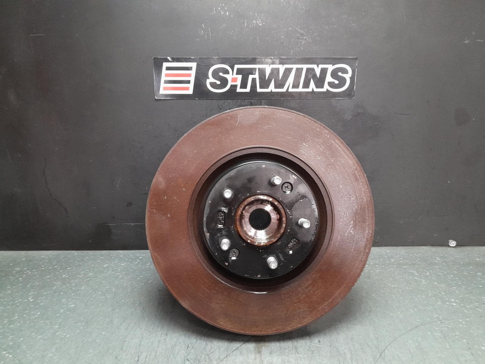 Used auto part listing image: 2018 HYUNDAI SONATA RIGHT FRONT HUB ASSEMBLY LF, ALLOY KNUCKLE TYPE, 10/14-01/20 0000362449