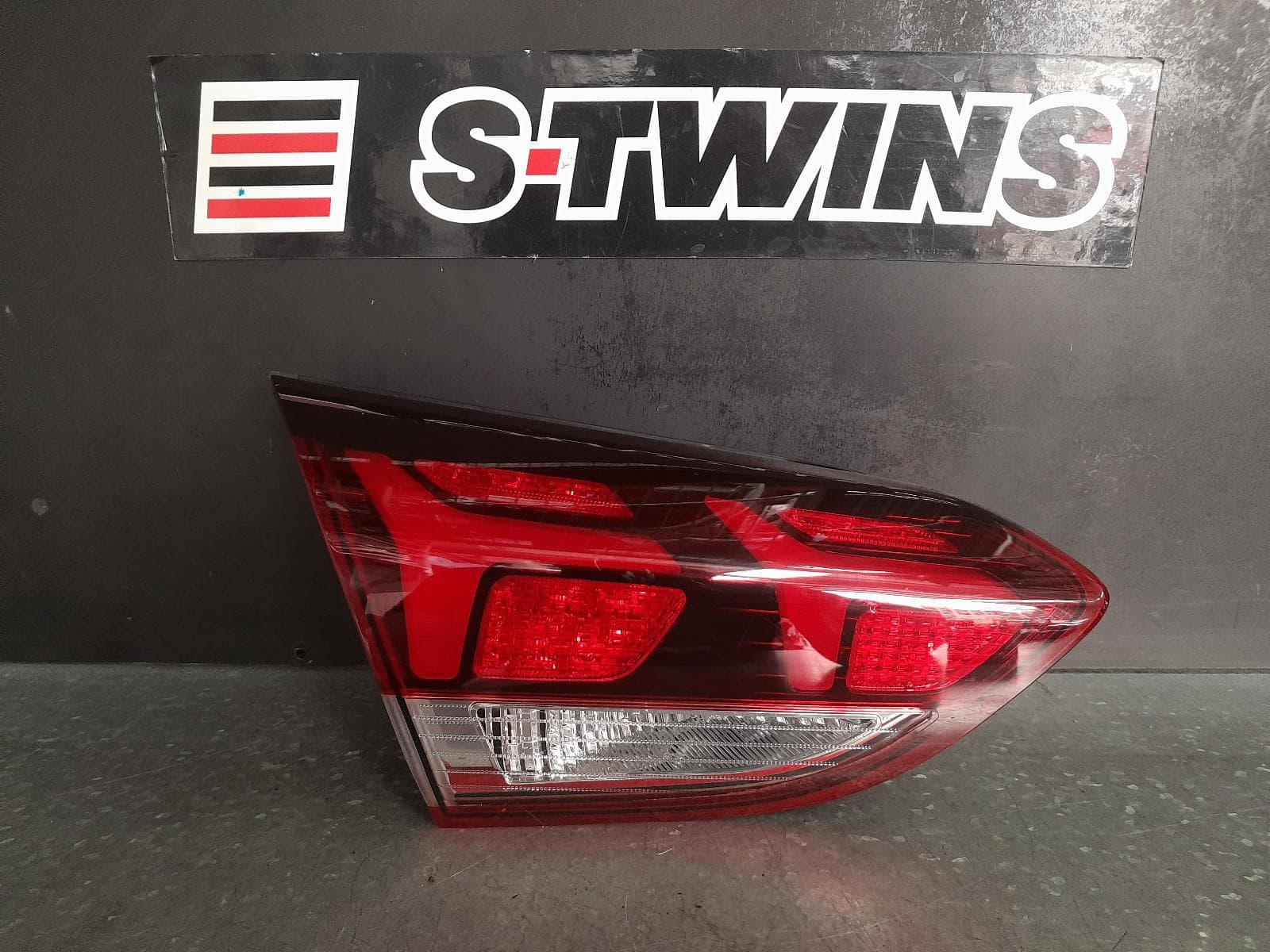 Used auto part listing image: 2020 HYUNDAI VELOSTER REAR GARNISH TAILGATE LAMP (LH SIDE), LED TYPE, JS, 06/19-07/21 0000325076