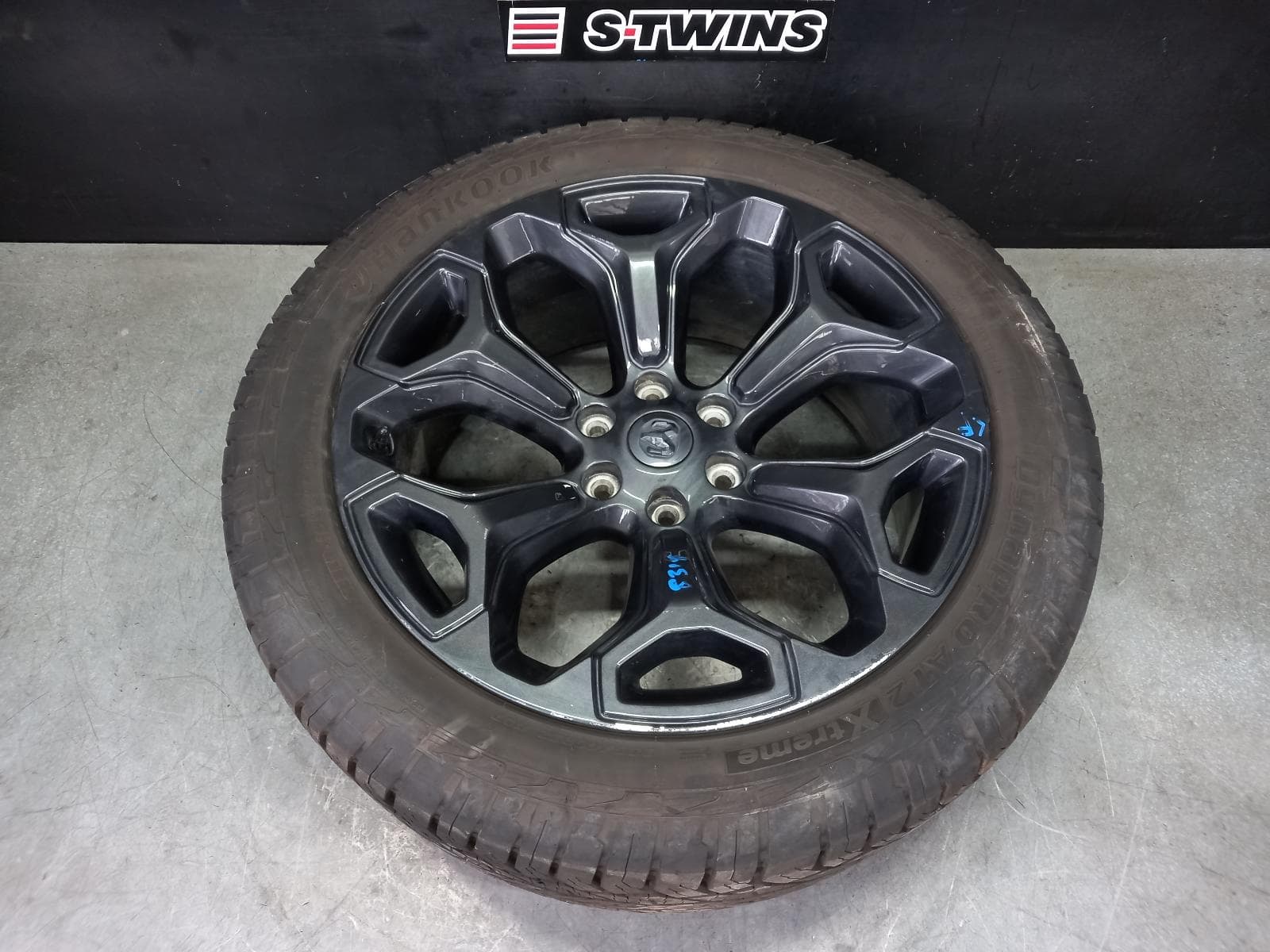 Used auto part listing image: 2022 RAM 1500 WHEEL MAG FACTORY, 22X9.0IN, 6 Y SPOKE, BLACK, DT, 10/20- 0000345074