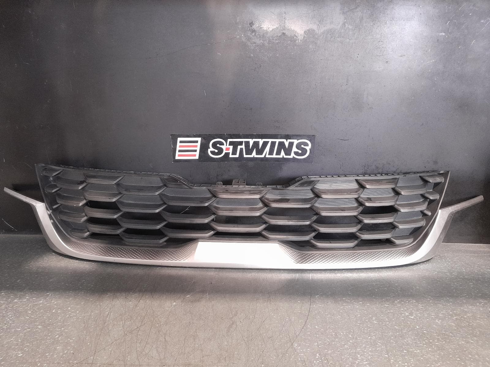 Used auto part listing image: 2020 KIA SELTOS GRILLE RADIATOR GRILLE (UPPER), GT-LINE/LTD TYPE, SP2, 07/19-07/22 0000282384