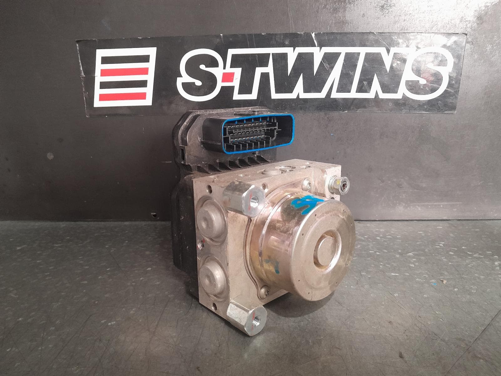 Used auto part listing image: 2018 TOYOTA HILUX ABS PUMP MODULATOR P/N 4405071340, 06/15- 0000328269