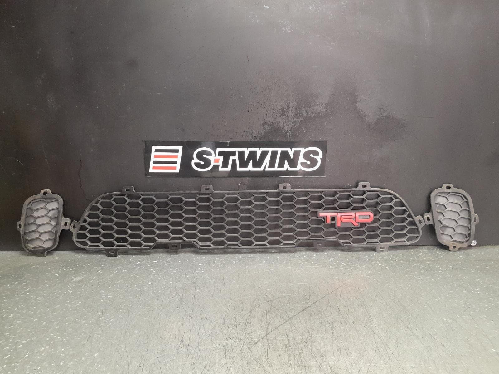 Used auto part listing image: 2017 TOYOTA HILUX GRILLE RADIATOR GRILLE, SR, GREY, 06/15-08/18 0000354437